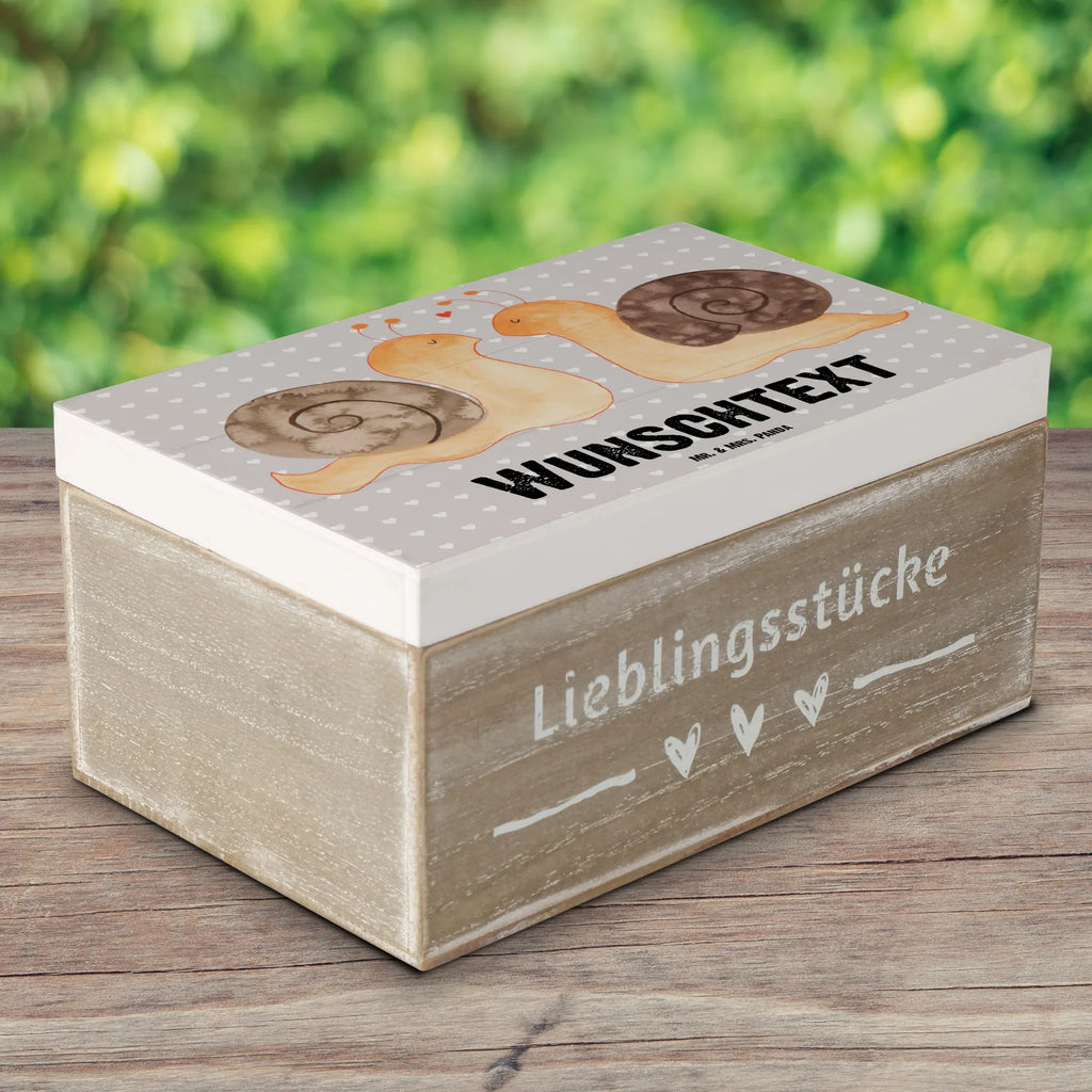 Personalisierte Holzkiste Schnecken Liebe Holzkiste mit Namen, Kiste mit Namen, Schatzkiste mit Namen, Truhe mit Namen, Schatulle mit Namen, Erinnerungsbox mit Namen, Erinnerungskiste, mit Namen, Dekokiste mit Namen, Aufbewahrungsbox mit Namen, Holzkiste Personalisiert, Kiste Personalisiert, Schatzkiste Personalisiert, Truhe Personalisiert, Schatulle Personalisiert, Erinnerungsbox Personalisiert, Erinnerungskiste Personalisiert, Dekokiste Personalisiert, Aufbewahrungsbox Personalisiert, Geschenkbox personalisiert, GEschenkdose personalisiert, Liebe, Partner, Freund, Freundin, Ehemann, Ehefrau, Heiraten, Verlobung, Heiratsantrag, Liebesgeschenk, Jahrestag, Hocheitstag