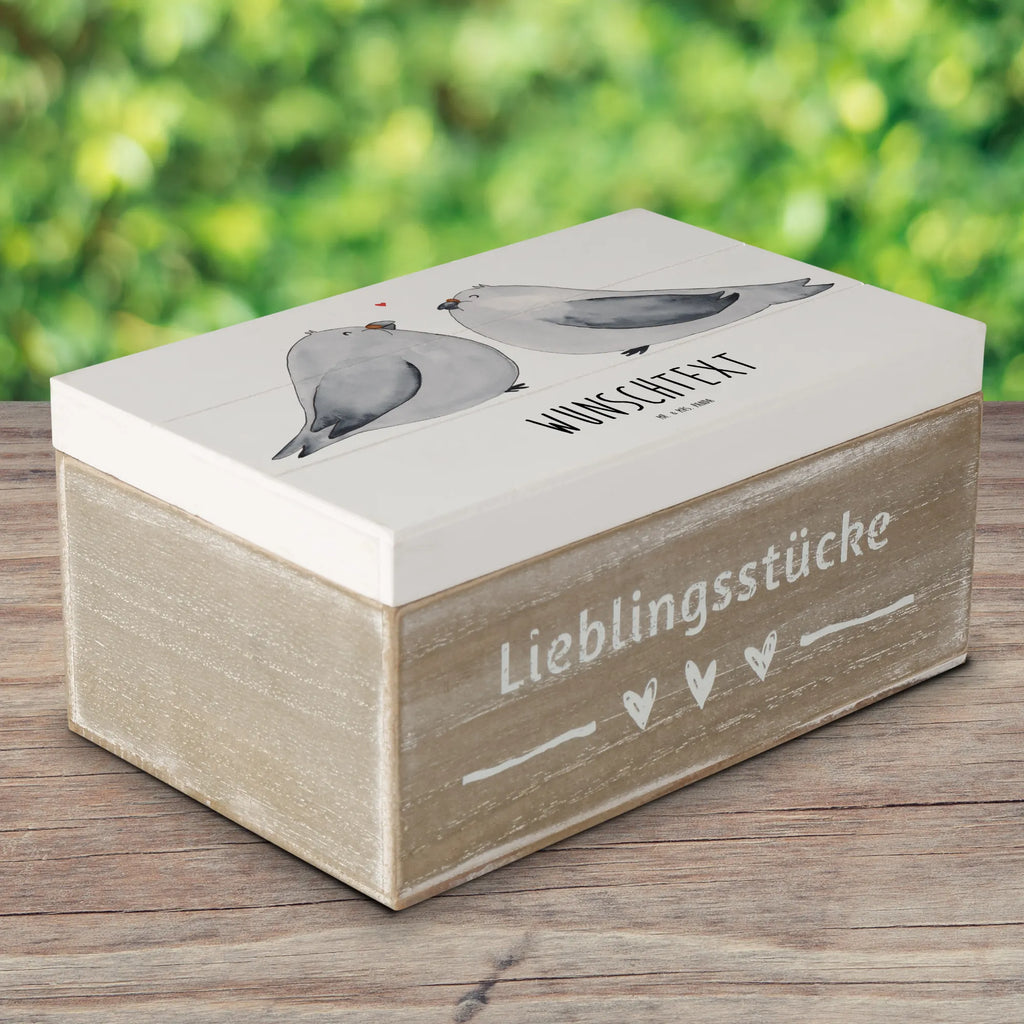 Personalisierte Holzkiste Turteltauben Liebe Holzkiste mit Namen, Kiste mit Namen, Schatzkiste mit Namen, Truhe mit Namen, Schatulle mit Namen, Erinnerungsbox mit Namen, Erinnerungskiste, mit Namen, Dekokiste mit Namen, Aufbewahrungsbox mit Namen, Holzkiste Personalisiert, Kiste Personalisiert, Schatzkiste Personalisiert, Truhe Personalisiert, Schatulle Personalisiert, Erinnerungsbox Personalisiert, Erinnerungskiste Personalisiert, Dekokiste Personalisiert, Aufbewahrungsbox Personalisiert, Geschenkbox personalisiert, GEschenkdose personalisiert, Liebe, Partner, Freund, Freundin, Ehemann, Ehefrau, Heiraten, Verlobung, Heiratsantrag, Liebesgeschenk, Jahrestag, Hocheitstag, Turteltauben, Turteltäubchen, Tauben, Verliebt, Verlobt, Verheiratet, Geschenk Freundin, Geschenk Freund, Liebesbeweis, Hochzeitstag, Geschenk Hochzeit