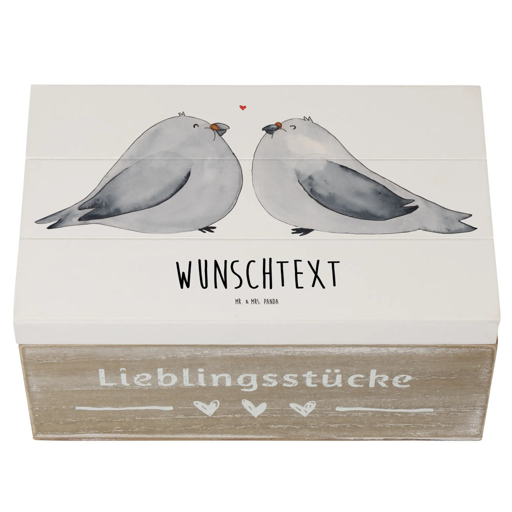 Personalisierte Holzkiste Turteltauben Liebe Holzkiste mit Namen, Kiste mit Namen, Schatzkiste mit Namen, Truhe mit Namen, Schatulle mit Namen, Erinnerungsbox mit Namen, Erinnerungskiste, mit Namen, Dekokiste mit Namen, Aufbewahrungsbox mit Namen, Holzkiste Personalisiert, Kiste Personalisiert, Schatzkiste Personalisiert, Truhe Personalisiert, Schatulle Personalisiert, Erinnerungsbox Personalisiert, Erinnerungskiste Personalisiert, Dekokiste Personalisiert, Aufbewahrungsbox Personalisiert, Geschenkbox personalisiert, GEschenkdose personalisiert, Liebe, Partner, Freund, Freundin, Ehemann, Ehefrau, Heiraten, Verlobung, Heiratsantrag, Liebesgeschenk, Jahrestag, Hocheitstag, Turteltauben, Turteltäubchen, Tauben, Verliebt, Verlobt, Verheiratet, Geschenk Freundin, Geschenk Freund, Liebesbeweis, Hochzeitstag, Geschenk Hochzeit