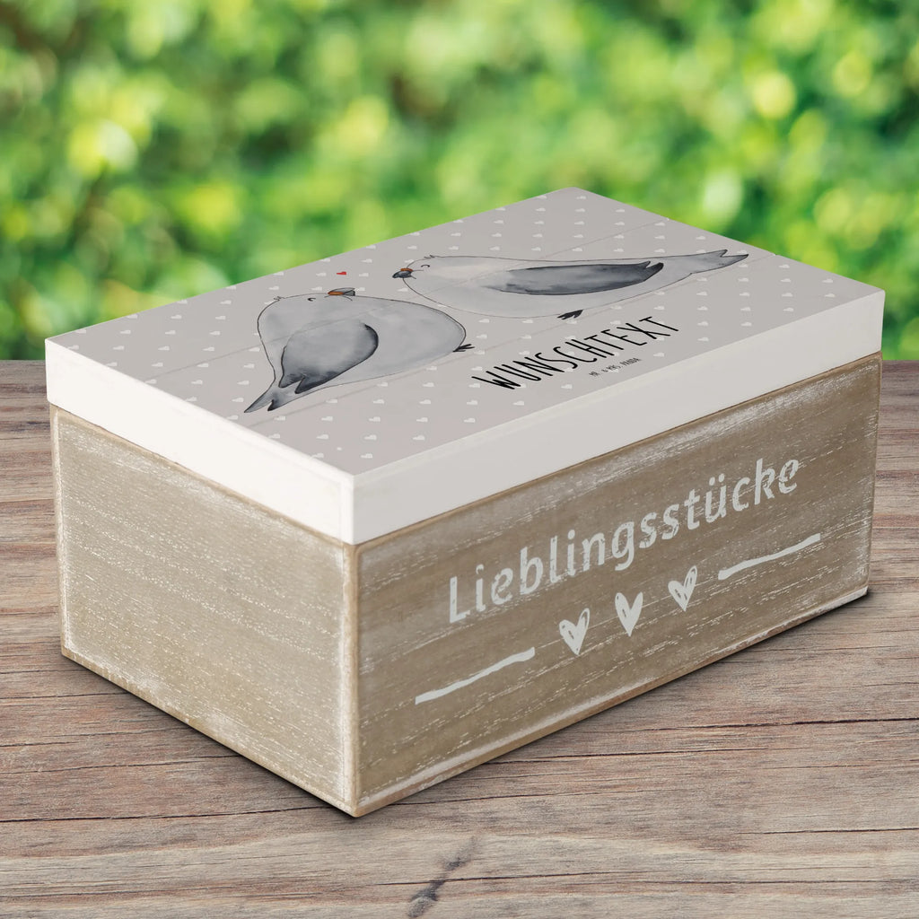 Personalisierte Holzkiste Turteltauben Liebe Holzkiste mit Namen, Kiste mit Namen, Schatzkiste mit Namen, Truhe mit Namen, Schatulle mit Namen, Erinnerungsbox mit Namen, Erinnerungskiste, mit Namen, Dekokiste mit Namen, Aufbewahrungsbox mit Namen, Holzkiste Personalisiert, Kiste Personalisiert, Schatzkiste Personalisiert, Truhe Personalisiert, Schatulle Personalisiert, Erinnerungsbox Personalisiert, Erinnerungskiste Personalisiert, Dekokiste Personalisiert, Aufbewahrungsbox Personalisiert, Geschenkbox personalisiert, GEschenkdose personalisiert, Liebe, Partner, Freund, Freundin, Ehemann, Ehefrau, Heiraten, Verlobung, Heiratsantrag, Liebesgeschenk, Jahrestag, Hocheitstag, Turteltauben, Turteltäubchen, Tauben, Verliebt, Verlobt, Verheiratet, Geschenk Freundin, Geschenk Freund, Liebesbeweis, Hochzeitstag, Geschenk Hochzeit