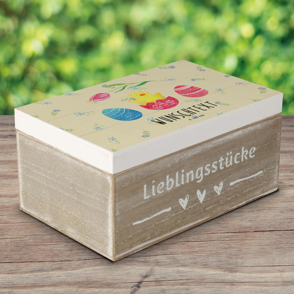 Personalisierte Holzkiste Küken geschlüpft Holzkiste mit Namen, Kiste mit Namen, Schatzkiste mit Namen, Truhe mit Namen, Schatulle mit Namen, Erinnerungsbox mit Namen, Erinnerungskiste, mit Namen, Dekokiste mit Namen, Aufbewahrungsbox mit Namen, Holzkiste Personalisiert, Kiste Personalisiert, Schatzkiste Personalisiert, Truhe Personalisiert, Schatulle Personalisiert, Erinnerungsbox Personalisiert, Erinnerungskiste Personalisiert, Dekokiste Personalisiert, Aufbewahrungsbox Personalisiert, Geschenkbox personalisiert, GEschenkdose personalisiert, Ostern, Osterhase, Ostergeschenke, Osternest, Osterdeko, Geschenke zu Ostern, Ostern Geschenk, Ostergeschenke Kinder, Ostern Kinder, Küken, Osterei, Ostereier, Ei, Frühlingsgefühle, Freude, Grüße, liebe Grüße, Frohe Ostern, Ostergrüße