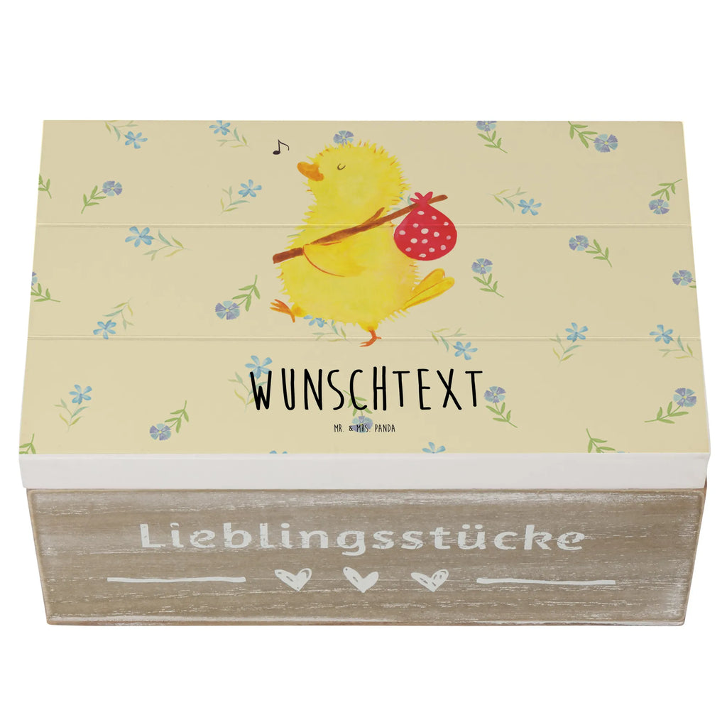 Personalisierte Holzkiste Küken Wanderer Holzkiste mit Namen, Kiste mit Namen, Schatzkiste mit Namen, Truhe mit Namen, Schatulle mit Namen, Erinnerungsbox mit Namen, Erinnerungskiste, mit Namen, Dekokiste mit Namen, Aufbewahrungsbox mit Namen, Holzkiste Personalisiert, Kiste Personalisiert, Schatzkiste Personalisiert, Truhe Personalisiert, Schatulle Personalisiert, Erinnerungsbox Personalisiert, Erinnerungskiste Personalisiert, Dekokiste Personalisiert, Aufbewahrungsbox Personalisiert, Geschenkbox personalisiert, GEschenkdose personalisiert, Ostern, Osterhase, Ostergeschenke, Osternest, Osterdeko, Geschenke zu Ostern, Ostern Geschenk, Ostergeschenke Kinder, Ostern Kinder, Küken, Osterei, Ostereier, Ei, Frühlingsgefühle, Freude, Grüße, liebe Grüße, Frohe Ostern, Ostergrüße, Flausen, Wunder, Reisen, Weltenbummler, Zeit, Zeitmanagement, Backpacker