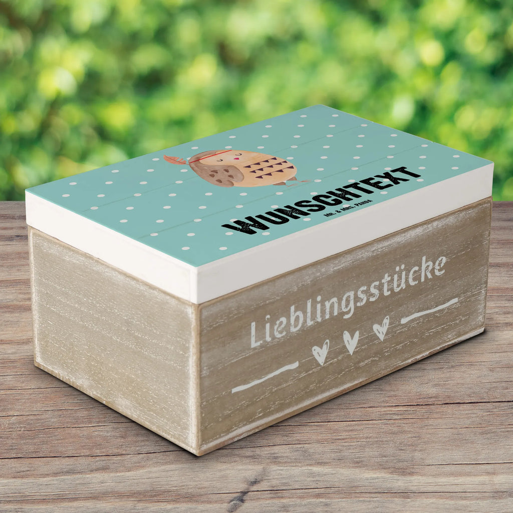 Personalisierte Holzkiste Eule Federschmuck Holzkiste mit Namen, Kiste mit Namen, Schatzkiste mit Namen, Truhe mit Namen, Schatulle mit Namen, Erinnerungsbox mit Namen, Erinnerungskiste, mit Namen, Dekokiste mit Namen, Aufbewahrungsbox mit Namen, Holzkiste Personalisiert, Kiste Personalisiert, Schatzkiste Personalisiert, Truhe Personalisiert, Schatulle Personalisiert, Erinnerungsbox Personalisiert, Erinnerungskiste Personalisiert, Dekokiste Personalisiert, Aufbewahrungsbox Personalisiert, Geschenkbox personalisiert, GEschenkdose personalisiert, Eule, Eule Deko, Owl, Das Leben ist ein Abenteuer, Reisespruch, Federschmuck, Dekoration