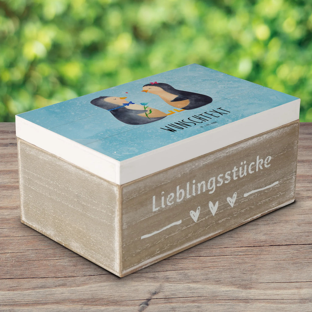 Personalisierte Holzkiste Pinguin Pärchen Holzkiste mit Namen, Kiste mit Namen, Schatzkiste mit Namen, Truhe mit Namen, Schatulle mit Namen, Erinnerungsbox mit Namen, Erinnerungskiste, mit Namen, Dekokiste mit Namen, Aufbewahrungsbox mit Namen, Holzkiste Personalisiert, Kiste Personalisiert, Schatzkiste Personalisiert, Truhe Personalisiert, Schatulle Personalisiert, Erinnerungsbox Personalisiert, Erinnerungskiste Personalisiert, Dekokiste Personalisiert, Aufbewahrungsbox Personalisiert, Geschenkbox personalisiert, GEschenkdose personalisiert, Pinguin, Pinguine, Liebe, Liebespaar, Liebesbeweis, Liebesgeschenk, Verlobung, Jahrestag, Hochzeitstag, Hochzeit, Hochzeitsgeschenk, große Liebe, Traumpaar