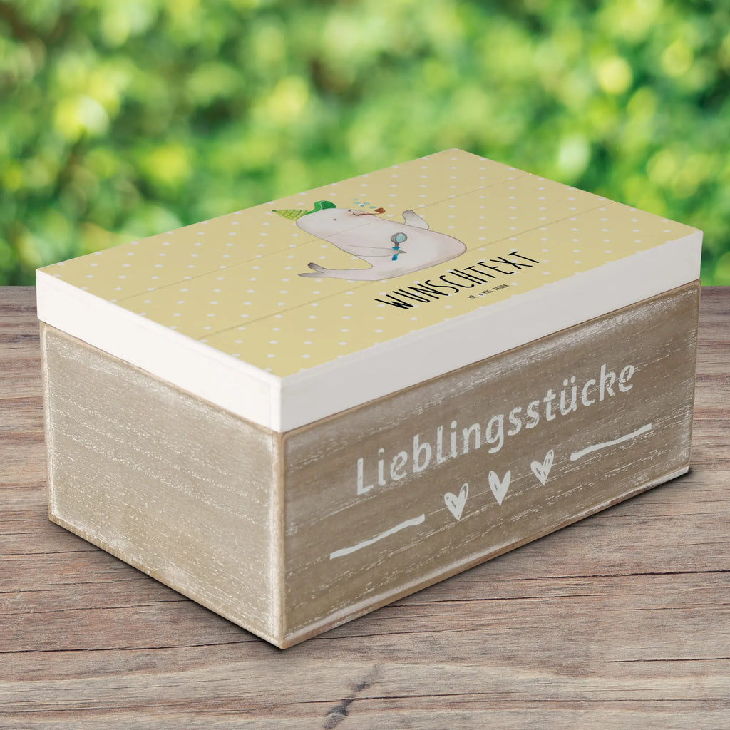 Personalisierte Holzkiste Robbe Sherlock Holzkiste mit Namen, Kiste mit Namen, Schatzkiste mit Namen, Truhe mit Namen, Schatulle mit Namen, Erinnerungsbox mit Namen, Erinnerungskiste, mit Namen, Dekokiste mit Namen, Aufbewahrungsbox mit Namen, Holzkiste Personalisiert, Kiste Personalisiert, Schatzkiste Personalisiert, Truhe Personalisiert, Schatulle Personalisiert, Erinnerungsbox Personalisiert, Erinnerungskiste Personalisiert, Dekokiste Personalisiert, Aufbewahrungsbox Personalisiert, Geschenkbox personalisiert, GEschenkdose personalisiert, Tiermotive, Gute Laune, lustige Sprüche, Tiere