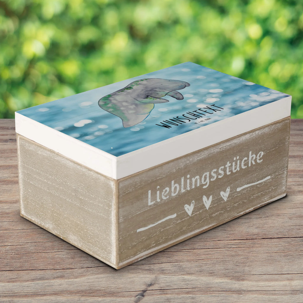 Personalisierte Holzkiste Seekuh chillt Holzkiste mit Namen, Kiste mit Namen, Schatzkiste mit Namen, Truhe mit Namen, Schatulle mit Namen, Erinnerungsbox mit Namen, Erinnerungskiste, mit Namen, Dekokiste mit Namen, Aufbewahrungsbox mit Namen, Holzkiste Personalisiert, Kiste Personalisiert, Schatzkiste Personalisiert, Truhe Personalisiert, Schatulle Personalisiert, Erinnerungsbox Personalisiert, Erinnerungskiste Personalisiert, Dekokiste Personalisiert, Aufbewahrungsbox Personalisiert, Geschenkbox personalisiert, GEschenkdose personalisiert, Meerestiere, Meer, Urlaub, Seekuh, Seekühe, Diät, Abnehmen, Zucker, Diätwahn, Essen, Süßigkeiten