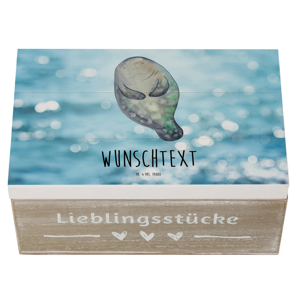 Personalisierte Holzkiste Seekuh happy Holzkiste mit Namen, Kiste mit Namen, Schatzkiste mit Namen, Truhe mit Namen, Schatulle mit Namen, Erinnerungsbox mit Namen, Erinnerungskiste, mit Namen, Dekokiste mit Namen, Aufbewahrungsbox mit Namen, Holzkiste Personalisiert, Kiste Personalisiert, Schatzkiste Personalisiert, Truhe Personalisiert, Schatulle Personalisiert, Erinnerungsbox Personalisiert, Erinnerungskiste Personalisiert, Dekokiste Personalisiert, Aufbewahrungsbox Personalisiert, Geschenkbox personalisiert, GEschenkdose personalisiert, Meerestiere, Meer, Urlaub, Seekuh, Seekühe, Selbstliebe, Respekt, Neuanfang, Neustart, Achtsamkeit, Zufrieden, Liebeskummer, Freundin