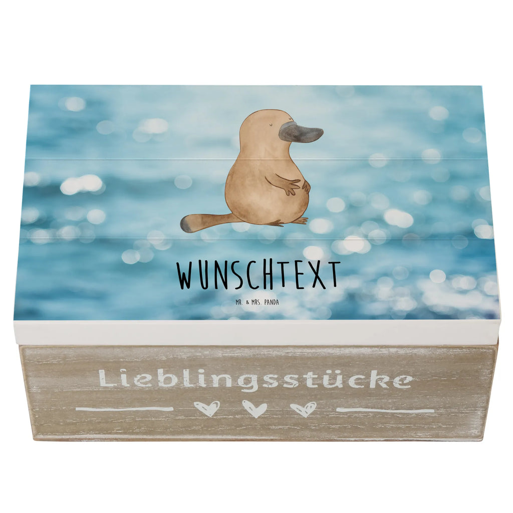 Personalisierte Holzkiste Schnabeltier Mut Holzkiste mit Namen, Kiste mit Namen, Schatzkiste mit Namen, Truhe mit Namen, Schatulle mit Namen, Erinnerungsbox mit Namen, Erinnerungskiste, mit Namen, Dekokiste mit Namen, Aufbewahrungsbox mit Namen, Holzkiste Personalisiert, Kiste Personalisiert, Schatzkiste Personalisiert, Truhe Personalisiert, Schatulle Personalisiert, Erinnerungsbox Personalisiert, Erinnerungskiste Personalisiert, Dekokiste Personalisiert, Aufbewahrungsbox Personalisiert, Geschenkbox personalisiert, GEschenkdose personalisiert, Meerestiere, Meer, Urlaub, Schnabeltier, Mut, mutig, Lebensweisheit, Schnabeltiere, Motivation, Training, Büro, Arbeit, Neuanfang, Neustart, Weltreise, Raodtrip