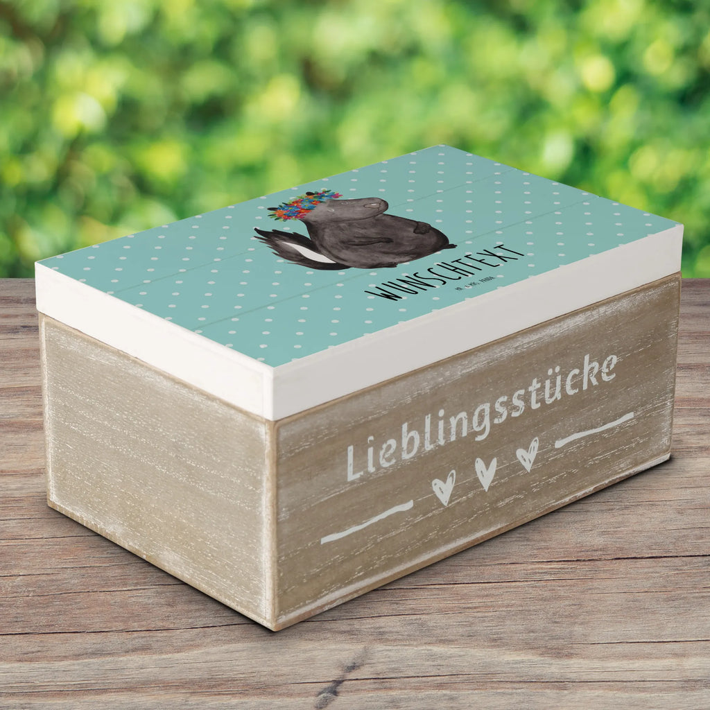 Personalisierte Holzkiste Stinktier Blumenmaedchen Holzkiste mit Namen, Kiste mit Namen, Schatzkiste mit Namen, Truhe mit Namen, Schatulle mit Namen, Erinnerungsbox mit Namen, Erinnerungskiste, mit Namen, Dekokiste mit Namen, Aufbewahrungsbox mit Namen, Holzkiste Personalisiert, Kiste Personalisiert, Schatzkiste Personalisiert, Truhe Personalisiert, Schatulle Personalisiert, Erinnerungsbox Personalisiert, Erinnerungskiste Personalisiert, Dekokiste Personalisiert, Aufbewahrungsbox Personalisiert, Geschenkbox personalisiert, GEschenkdose personalisiert, Stinktier, Skunk, Wildtier, Raubtier, Stinker, Stinki, Yoga, Namaste