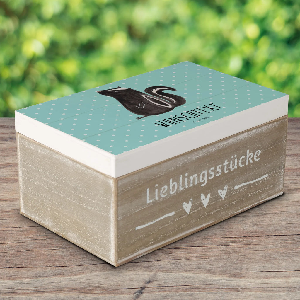 Personalisierte Holzkiste Stinktier Sitzen Holzkiste mit Namen, Kiste mit Namen, Schatzkiste mit Namen, Truhe mit Namen, Schatulle mit Namen, Erinnerungsbox mit Namen, Erinnerungskiste, mit Namen, Dekokiste mit Namen, Aufbewahrungsbox mit Namen, Holzkiste Personalisiert, Kiste Personalisiert, Schatzkiste Personalisiert, Truhe Personalisiert, Schatulle Personalisiert, Erinnerungsbox Personalisiert, Erinnerungskiste Personalisiert, Dekokiste Personalisiert, Aufbewahrungsbox Personalisiert, Geschenkbox personalisiert, GEschenkdose personalisiert, Stinktier, Skunk, Wildtier, Raubtier, Stinker, Stinki, Spruch, Büro, Recht, Besserwisser