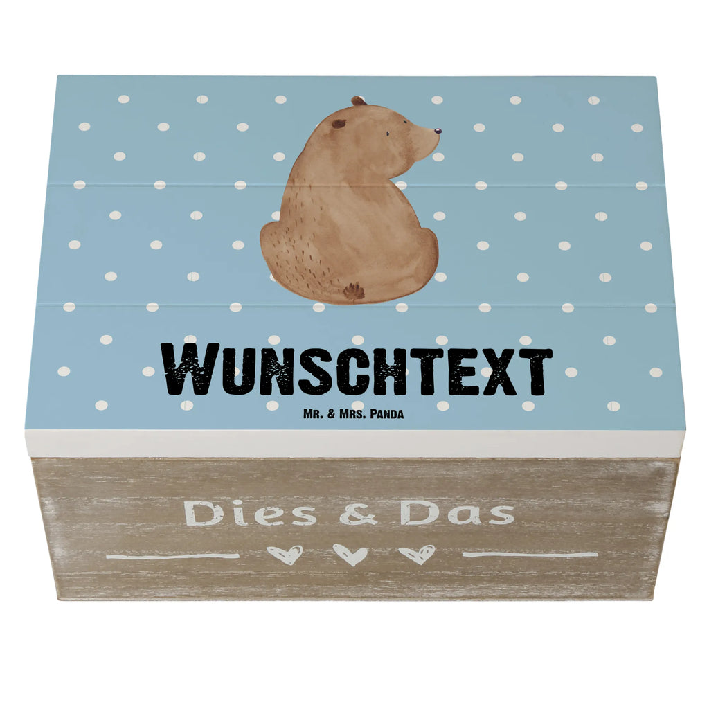 Personalisierte Holzkiste Bär Schulterblick Holzkiste mit Namen, Kiste mit Namen, Schatzkiste mit Namen, Truhe mit Namen, Schatulle mit Namen, Erinnerungsbox mit Namen, Erinnerungskiste, mit Namen, Dekokiste mit Namen, Aufbewahrungsbox mit Namen, Holzkiste Personalisiert, Kiste Personalisiert, Schatzkiste Personalisiert, Truhe Personalisiert, Schatulle Personalisiert, Erinnerungsbox Personalisiert, Erinnerungskiste Personalisiert, Dekokiste Personalisiert, Aufbewahrungsbox Personalisiert, Geschenkbox personalisiert, GEschenkdose personalisiert, Bär, Teddy, Teddybär, Selbstachtung, Weltansicht, Motivation, Bären, Bärenliebe, Weisheit