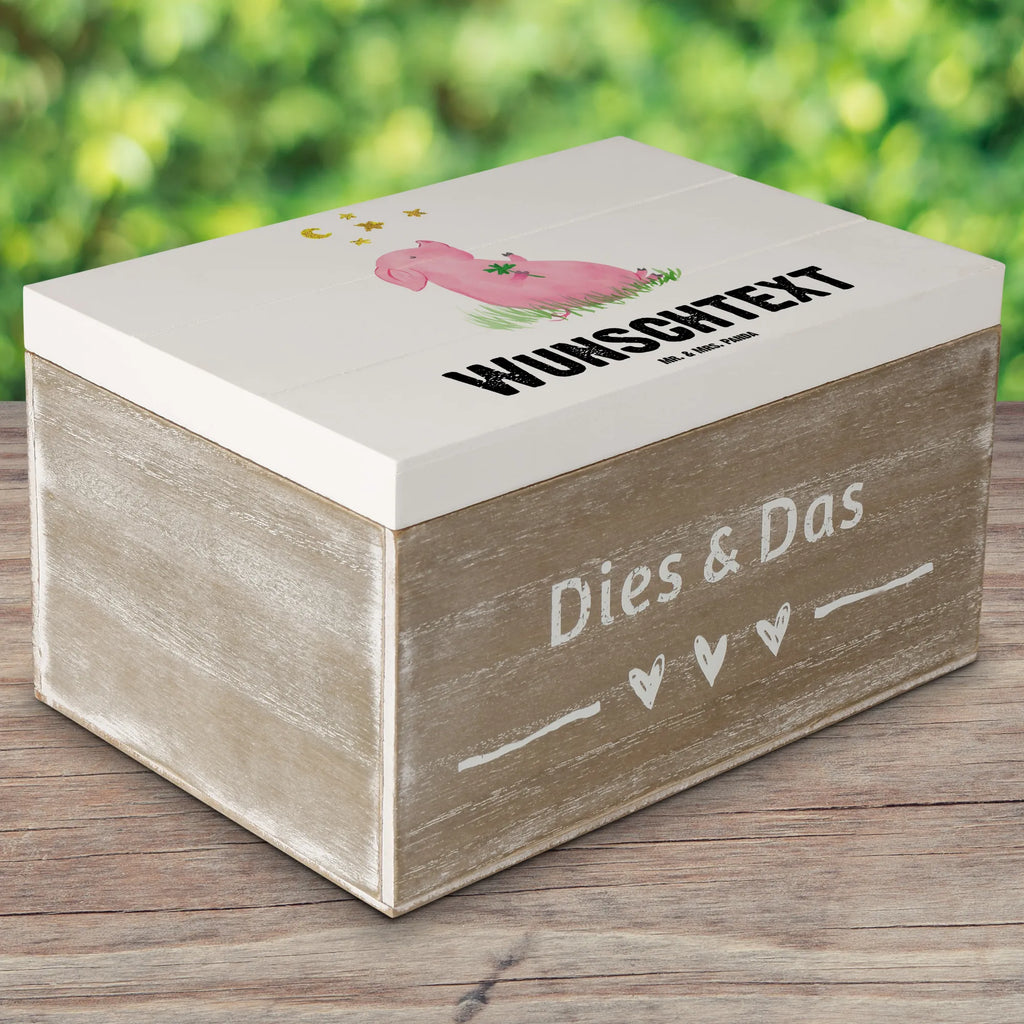 Personalisierte Holzkiste Schwein Glück Holzkiste mit Namen, Kiste mit Namen, Schatzkiste mit Namen, Truhe mit Namen, Schatulle mit Namen, Erinnerungsbox mit Namen, Erinnerungskiste, mit Namen, Dekokiste mit Namen, Aufbewahrungsbox mit Namen, Holzkiste Personalisiert, Kiste Personalisiert, Schatzkiste Personalisiert, Truhe Personalisiert, Schatulle Personalisiert, Erinnerungsbox Personalisiert, Erinnerungskiste Personalisiert, Dekokiste Personalisiert, Aufbewahrungsbox Personalisiert, Geschenkbox personalisiert, GEschenkdose personalisiert, Tiermotive, Gute Laune, lustige Sprüche, Tiere, Glücksschwein. Glück, Schwein, Schweinchen, Sterne, Sernchen, Ziele, Träume, Motivation, Glücksbringer