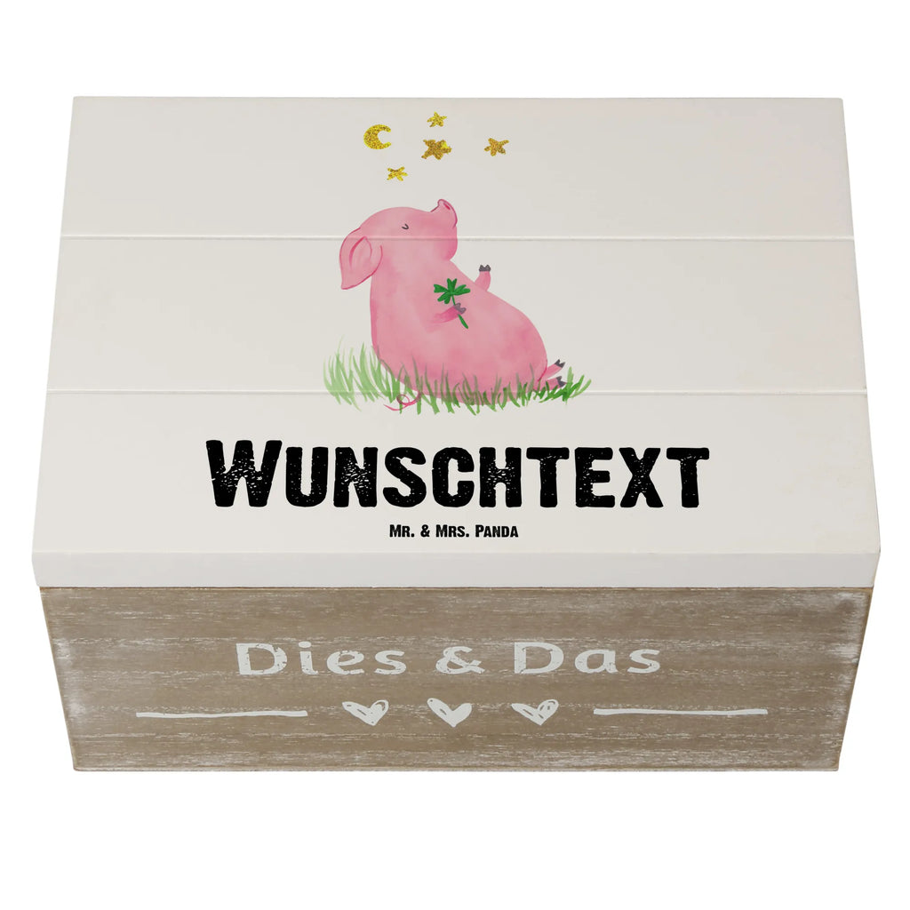 Personalisierte Holzkiste Schwein Glück Holzkiste mit Namen, Kiste mit Namen, Schatzkiste mit Namen, Truhe mit Namen, Schatulle mit Namen, Erinnerungsbox mit Namen, Erinnerungskiste, mit Namen, Dekokiste mit Namen, Aufbewahrungsbox mit Namen, Holzkiste Personalisiert, Kiste Personalisiert, Schatzkiste Personalisiert, Truhe Personalisiert, Schatulle Personalisiert, Erinnerungsbox Personalisiert, Erinnerungskiste Personalisiert, Dekokiste Personalisiert, Aufbewahrungsbox Personalisiert, Geschenkbox personalisiert, GEschenkdose personalisiert, Tiermotive, Gute Laune, lustige Sprüche, Tiere, Glücksschwein. Glück, Schwein, Schweinchen, Sterne, Sernchen, Ziele, Träume, Motivation, Glücksbringer