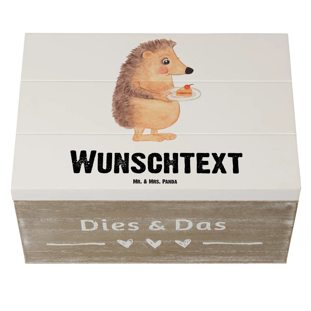 Personalisierte Holzkiste Igel Kuchenstück Holzkiste mit Namen, Kiste mit Namen, Schatzkiste mit Namen, Truhe mit Namen, Schatulle mit Namen, Erinnerungsbox mit Namen, Erinnerungskiste, mit Namen, Dekokiste mit Namen, Aufbewahrungsbox mit Namen, Holzkiste Personalisiert, Kiste Personalisiert, Schatzkiste Personalisiert, Truhe Personalisiert, Schatulle Personalisiert, Erinnerungsbox Personalisiert, Erinnerungskiste Personalisiert, Dekokiste Personalisiert, Aufbewahrungsbox Personalisiert, Geschenkbox personalisiert, GEschenkdose personalisiert, Tiermotive, Gute Laune, lustige Sprüche, Tiere, Igel, Essen Spruch, Kuchen, Backen Geschenk, Kuchen backen, Einladung Party, Geburtstagskuchen, Torte