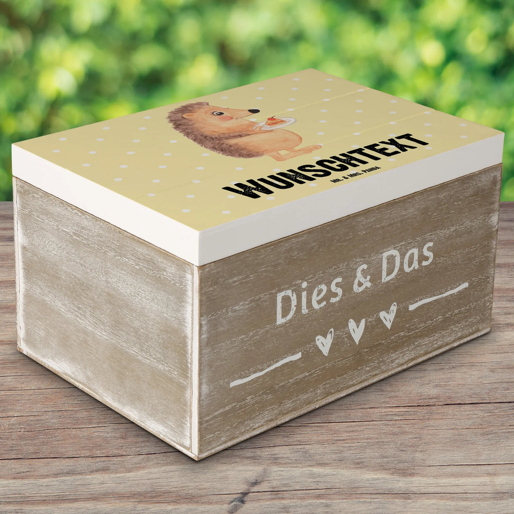 Personalisierte Holzkiste Igel Kuchenstück Holzkiste mit Namen, Kiste mit Namen, Schatzkiste mit Namen, Truhe mit Namen, Schatulle mit Namen, Erinnerungsbox mit Namen, Erinnerungskiste, mit Namen, Dekokiste mit Namen, Aufbewahrungsbox mit Namen, Holzkiste Personalisiert, Kiste Personalisiert, Schatzkiste Personalisiert, Truhe Personalisiert, Schatulle Personalisiert, Erinnerungsbox Personalisiert, Erinnerungskiste Personalisiert, Dekokiste Personalisiert, Aufbewahrungsbox Personalisiert, Geschenkbox personalisiert, GEschenkdose personalisiert, Tiermotive, Gute Laune, lustige Sprüche, Tiere, Igel, Essen Spruch, Kuchen, Backen Geschenk, Kuchen backen, Einladung Party, Geburtstagskuchen, Torte