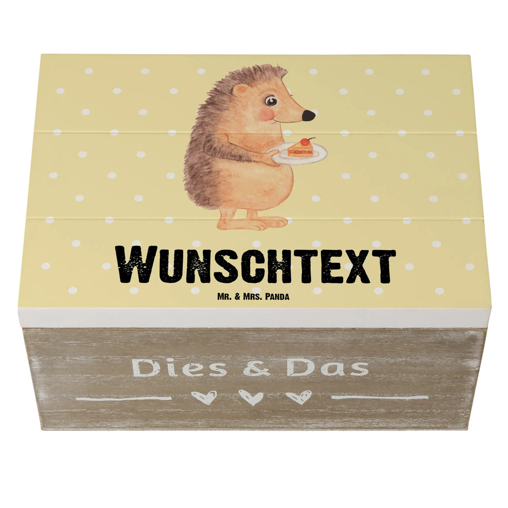 Personalisierte Holzkiste Igel Kuchenstück Holzkiste mit Namen, Kiste mit Namen, Schatzkiste mit Namen, Truhe mit Namen, Schatulle mit Namen, Erinnerungsbox mit Namen, Erinnerungskiste, mit Namen, Dekokiste mit Namen, Aufbewahrungsbox mit Namen, Holzkiste Personalisiert, Kiste Personalisiert, Schatzkiste Personalisiert, Truhe Personalisiert, Schatulle Personalisiert, Erinnerungsbox Personalisiert, Erinnerungskiste Personalisiert, Dekokiste Personalisiert, Aufbewahrungsbox Personalisiert, Geschenkbox personalisiert, GEschenkdose personalisiert, Tiermotive, Gute Laune, lustige Sprüche, Tiere, Igel, Essen Spruch, Kuchen, Backen Geschenk, Kuchen backen, Einladung Party, Geburtstagskuchen, Torte