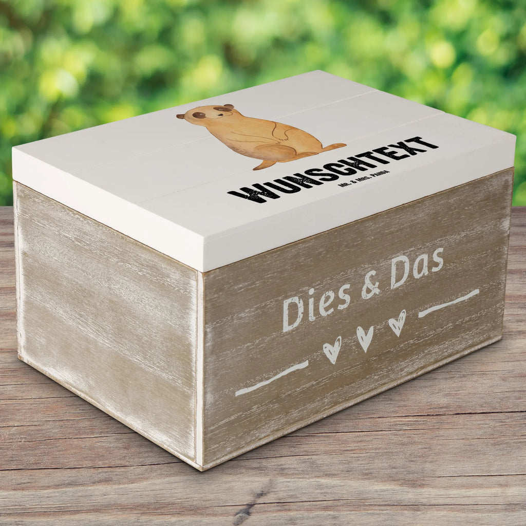 Personalisierte Holzkiste Erdmännchen Holzkiste mit Namen, Kiste mit Namen, Schatzkiste mit Namen, Truhe mit Namen, Schatulle mit Namen, Erinnerungsbox mit Namen, Erinnerungskiste, mit Namen, Dekokiste mit Namen, Aufbewahrungsbox mit Namen, Holzkiste Personalisiert, Kiste Personalisiert, Schatzkiste Personalisiert, Truhe Personalisiert, Schatulle Personalisiert, Erinnerungsbox Personalisiert, Erinnerungskiste Personalisiert, Dekokiste Personalisiert, Aufbewahrungsbox Personalisiert, Geschenkbox personalisiert, GEschenkdose personalisiert, Afrika, Wildtiere, Erdmännchen, Reisen, Spruch, Weltreise, Afrikareise, Roadtrip, Traveling