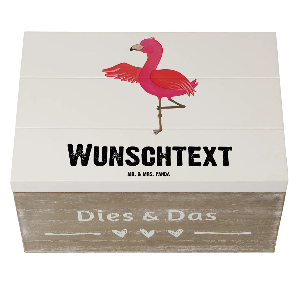 Personalisierte Holzkiste Flamingo Yoga Holzkiste mit Namen, Kiste mit Namen, Schatzkiste mit Namen, Truhe mit Namen, Schatulle mit Namen, Erinnerungsbox mit Namen, Erinnerungskiste, mit Namen, Dekokiste mit Namen, Aufbewahrungsbox mit Namen, Holzkiste Personalisiert, Kiste Personalisiert, Schatzkiste Personalisiert, Truhe Personalisiert, Schatulle Personalisiert, Erinnerungsbox Personalisiert, Erinnerungskiste Personalisiert, Dekokiste Personalisiert, Aufbewahrungsbox Personalisiert, Geschenkbox personalisiert, GEschenkdose personalisiert, Flamingo, Vogel, Yoga, Namaste, Achtsamkeit, Yoga-Übung, Entspannung, Ärger, Aufregen, Tiefenentspannung