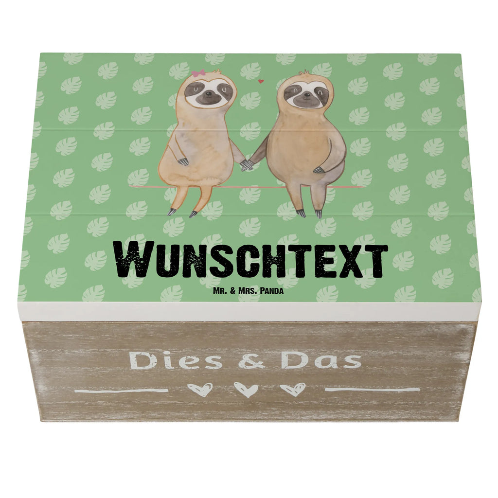 Personalisierte Holzkiste Faultier Pärchen Holzkiste mit Namen, Kiste mit Namen, Schatzkiste mit Namen, Truhe mit Namen, Schatulle mit Namen, Erinnerungsbox mit Namen, Erinnerungskiste, mit Namen, Dekokiste mit Namen, Aufbewahrungsbox mit Namen, Holzkiste Personalisiert, Kiste Personalisiert, Schatzkiste Personalisiert, Truhe Personalisiert, Schatulle Personalisiert, Erinnerungsbox Personalisiert, Erinnerungskiste Personalisiert, Dekokiste Personalisiert, Aufbewahrungsbox Personalisiert, Geschenkbox personalisiert, GEschenkdose personalisiert, Faultier, Faultier Geschenk, Faultier Deko, Faultiere, faul, Lieblingstier, Liebe, Liebespaar, Faultierliebe, Faultierpärchen, verliebt, verlobt, gemeinsam, relaxen, Pärchen, Beziehung, Langsamkeit