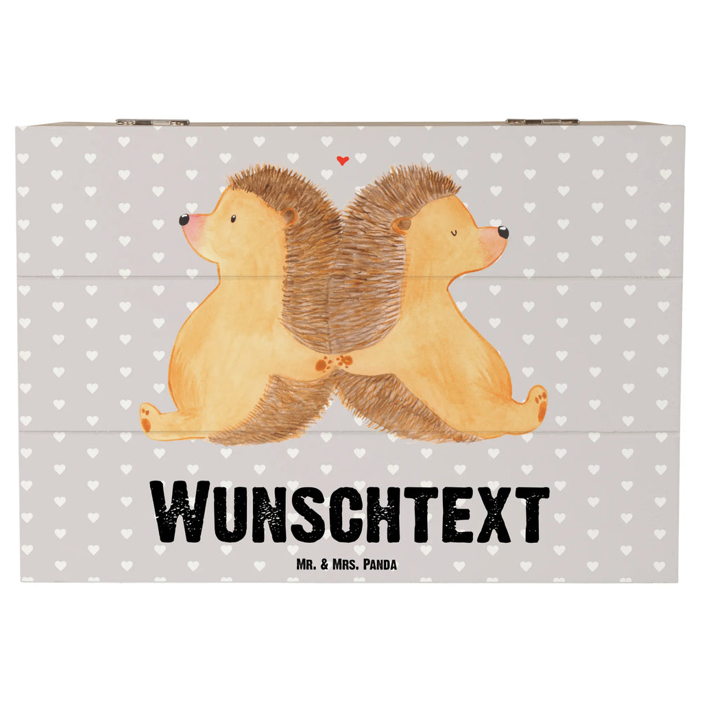 Personalisierte Holzkiste Igel händchenhaltend Holzkiste mit Namen, Kiste mit Namen, Schatzkiste mit Namen, Truhe mit Namen, Schatulle mit Namen, Erinnerungsbox mit Namen, Erinnerungskiste, mit Namen, Dekokiste mit Namen, Aufbewahrungsbox mit Namen, Holzkiste Personalisiert, Kiste Personalisiert, Schatzkiste Personalisiert, Truhe Personalisiert, Schatulle Personalisiert, Erinnerungsbox Personalisiert, Erinnerungskiste Personalisiert, Dekokiste Personalisiert, Aufbewahrungsbox Personalisiert, Geschenkbox personalisiert, GEschenkdose personalisiert, Liebe, Partner, Freund, Freundin, Ehemann, Ehefrau, Heiraten, Verlobung, Heiratsantrag, Liebesgeschenk, Jahrestag, Hocheitstag, Igel, Igelliebe, Hand in Hand, Liebesbeweis, große Liebe, Liebesbotschaft, Hochzeit, Lieblingsmensch, Gemeinsamkeit, Love, Geschenk für zwei