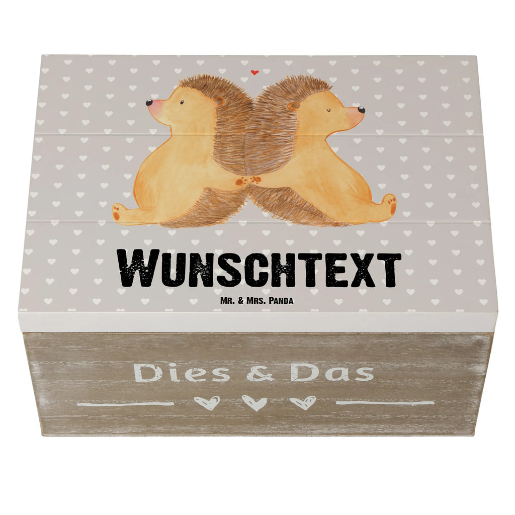 Personalisierte Holzkiste Igel händchenhaltend Holzkiste mit Namen, Kiste mit Namen, Schatzkiste mit Namen, Truhe mit Namen, Schatulle mit Namen, Erinnerungsbox mit Namen, Erinnerungskiste, mit Namen, Dekokiste mit Namen, Aufbewahrungsbox mit Namen, Holzkiste Personalisiert, Kiste Personalisiert, Schatzkiste Personalisiert, Truhe Personalisiert, Schatulle Personalisiert, Erinnerungsbox Personalisiert, Erinnerungskiste Personalisiert, Dekokiste Personalisiert, Aufbewahrungsbox Personalisiert, Geschenkbox personalisiert, GEschenkdose personalisiert, Liebe, Partner, Freund, Freundin, Ehemann, Ehefrau, Heiraten, Verlobung, Heiratsantrag, Liebesgeschenk, Jahrestag, Hocheitstag, Igel, Igelliebe, Hand in Hand, Liebesbeweis, große Liebe, Liebesbotschaft, Hochzeit, Lieblingsmensch, Gemeinsamkeit, Love, Geschenk für zwei