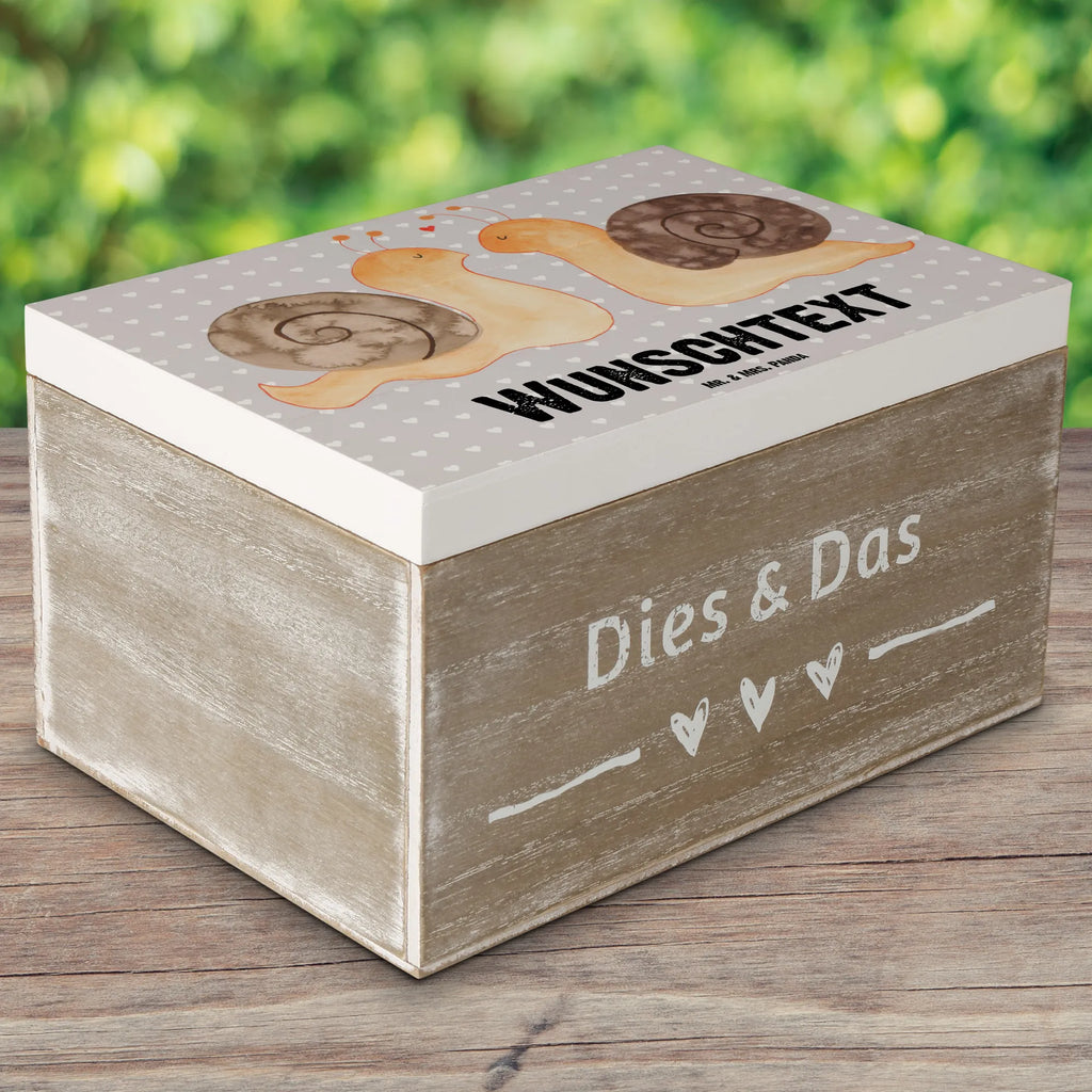 Personalisierte Holzkiste Schnecken Liebe Holzkiste mit Namen, Kiste mit Namen, Schatzkiste mit Namen, Truhe mit Namen, Schatulle mit Namen, Erinnerungsbox mit Namen, Erinnerungskiste, mit Namen, Dekokiste mit Namen, Aufbewahrungsbox mit Namen, Holzkiste Personalisiert, Kiste Personalisiert, Schatzkiste Personalisiert, Truhe Personalisiert, Schatulle Personalisiert, Erinnerungsbox Personalisiert, Erinnerungskiste Personalisiert, Dekokiste Personalisiert, Aufbewahrungsbox Personalisiert, Geschenkbox personalisiert, GEschenkdose personalisiert, Liebe, Partner, Freund, Freundin, Ehemann, Ehefrau, Heiraten, Verlobung, Heiratsantrag, Liebesgeschenk, Jahrestag, Hocheitstag