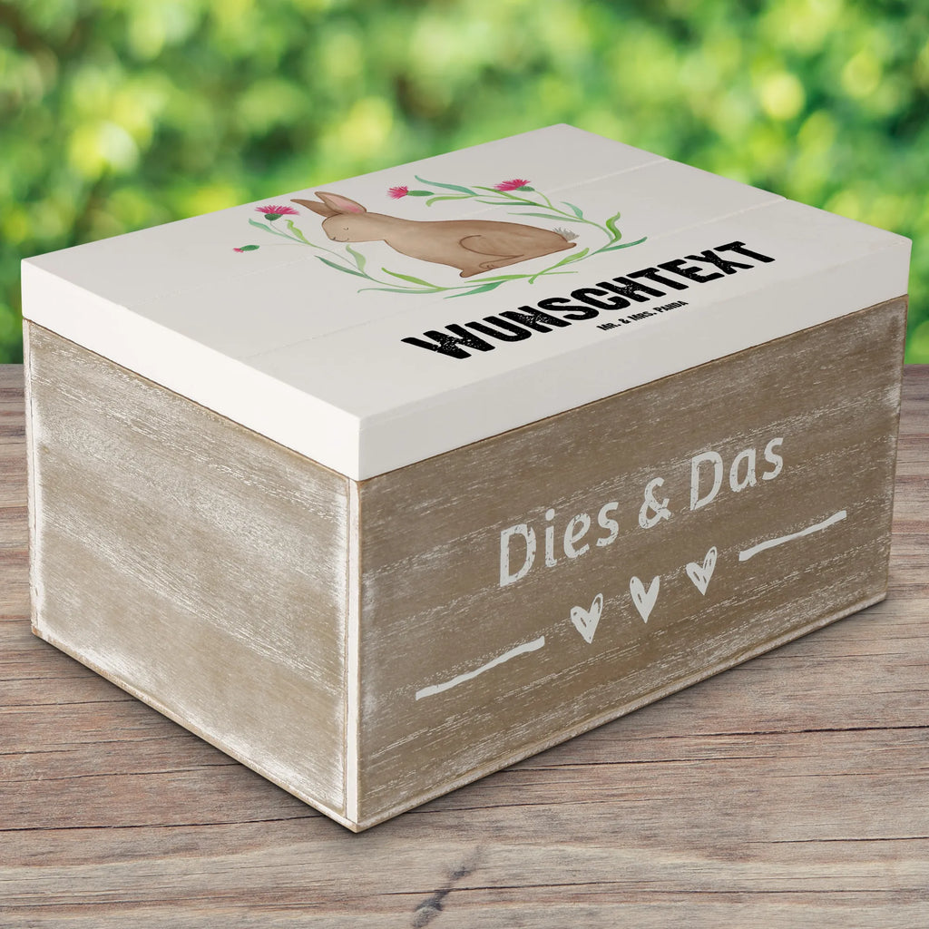 Personalisierte Holzkiste Hase Sitzen Holzkiste mit Namen, Kiste mit Namen, Schatzkiste mit Namen, Truhe mit Namen, Schatulle mit Namen, Erinnerungsbox mit Namen, Erinnerungskiste, mit Namen, Dekokiste mit Namen, Aufbewahrungsbox mit Namen, Holzkiste Personalisiert, Kiste Personalisiert, Schatzkiste Personalisiert, Truhe Personalisiert, Schatulle Personalisiert, Erinnerungsbox Personalisiert, Erinnerungskiste Personalisiert, Dekokiste Personalisiert, Aufbewahrungsbox Personalisiert, Geschenkbox personalisiert, GEschenkdose personalisiert, Ostern, Osterhase, Ostergeschenke, Osternest, Osterdeko, Geschenke zu Ostern, Ostern Geschenk, Ostergeschenke Kinder, Ostern Kinder, Frohe Ostern, Ostergrüße, Osterblume, Liebe, Grüße, Hase, Kaninchen