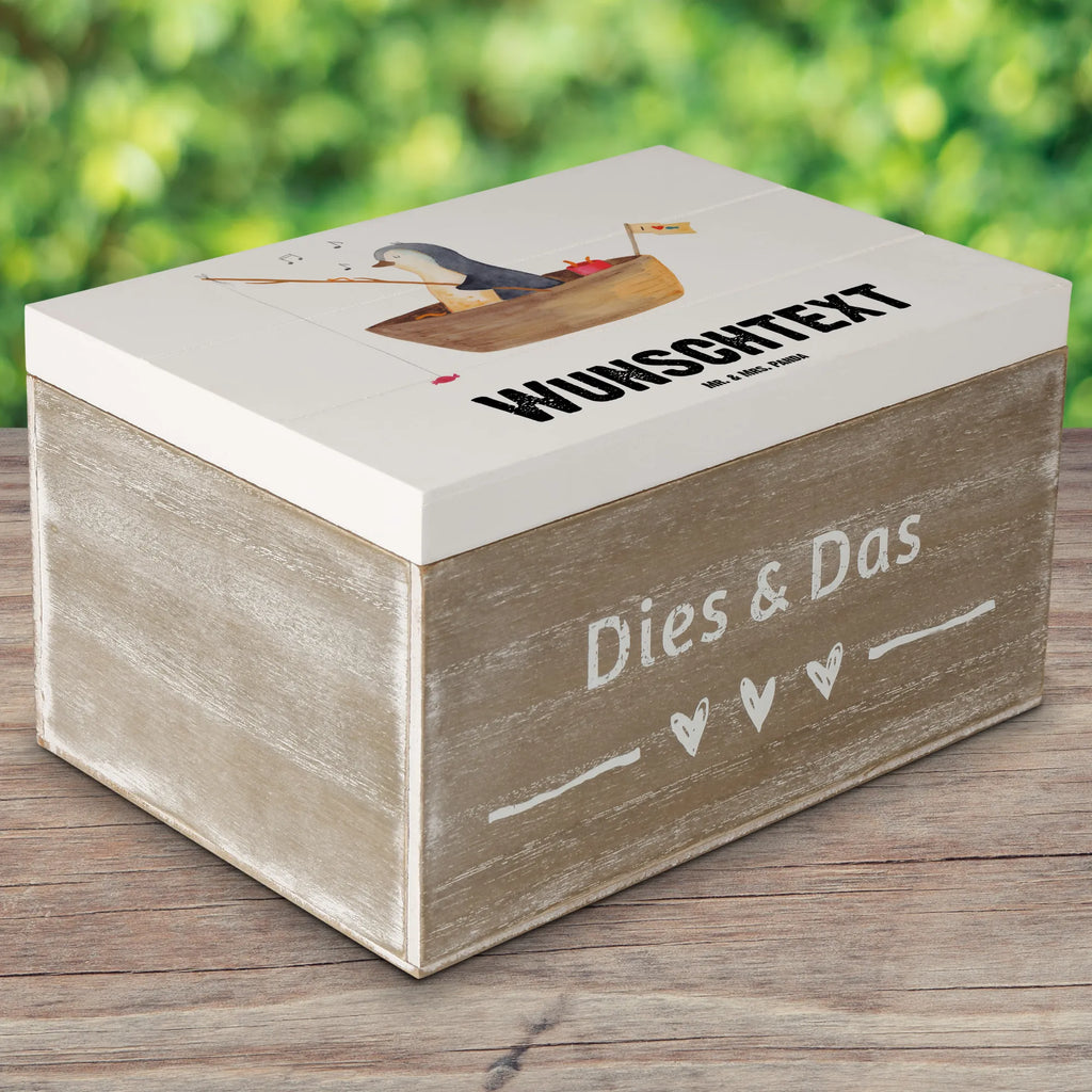 Personalisierte Holzkiste Pinguin Angelboot Holzkiste mit Namen, Kiste mit Namen, Schatzkiste mit Namen, Truhe mit Namen, Schatulle mit Namen, Erinnerungsbox mit Namen, Erinnerungskiste, mit Namen, Dekokiste mit Namen, Aufbewahrungsbox mit Namen, Holzkiste Personalisiert, Kiste Personalisiert, Schatzkiste Personalisiert, Truhe Personalisiert, Schatulle Personalisiert, Erinnerungsbox Personalisiert, Erinnerungskiste Personalisiert, Dekokiste Personalisiert, Aufbewahrungsbox Personalisiert, Geschenkbox personalisiert, GEschenkdose personalisiert, Pinguin, Pinguine, Angeln, Boot, Angelboot, Lebenslust, Leben, genießen, Motivation, Neustart, Neuanfang, Trennung, Scheidung, Geschenkidee Liebeskummer