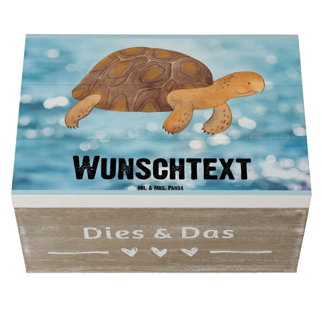 Personalisierte Holzkiste Schildkröte marschiert Holzkiste mit Namen, Kiste mit Namen, Schatzkiste mit Namen, Truhe mit Namen, Schatulle mit Namen, Erinnerungsbox mit Namen, Erinnerungskiste, mit Namen, Dekokiste mit Namen, Aufbewahrungsbox mit Namen, Holzkiste Personalisiert, Kiste Personalisiert, Schatzkiste Personalisiert, Truhe Personalisiert, Schatulle Personalisiert, Erinnerungsbox Personalisiert, Erinnerungskiste Personalisiert, Dekokiste Personalisiert, Aufbewahrungsbox Personalisiert, Geschenkbox personalisiert, GEschenkdose personalisiert, Meerestiere, Meer, Urlaub, Schildkröte, Schildkröten, get lost, Abenteuer, Reiselust, Inspiration, Neustart, Motivation, Lieblingsmensch