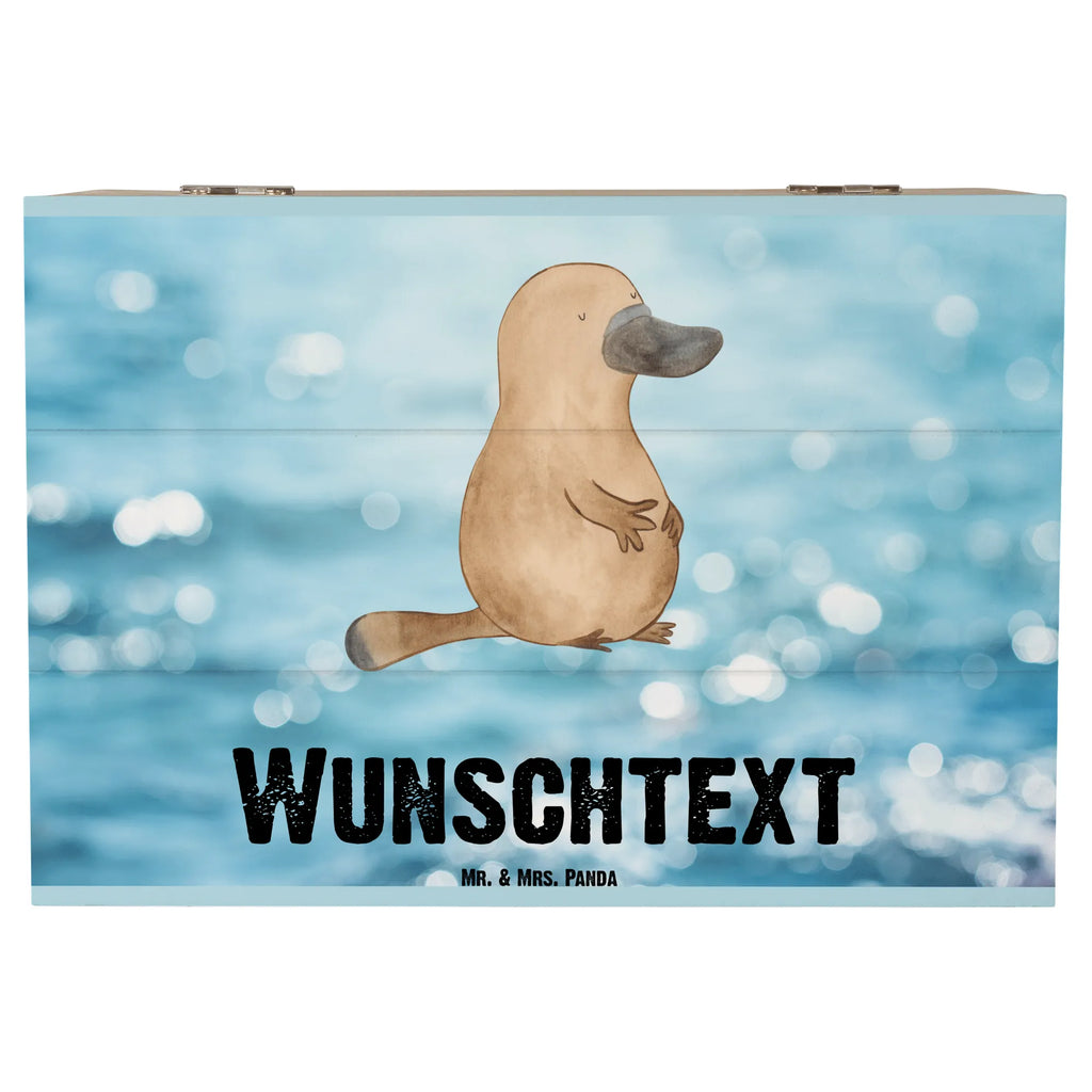 Personalisierte Holzkiste Schnabeltier Mut Holzkiste mit Namen, Kiste mit Namen, Schatzkiste mit Namen, Truhe mit Namen, Schatulle mit Namen, Erinnerungsbox mit Namen, Erinnerungskiste, mit Namen, Dekokiste mit Namen, Aufbewahrungsbox mit Namen, Holzkiste Personalisiert, Kiste Personalisiert, Schatzkiste Personalisiert, Truhe Personalisiert, Schatulle Personalisiert, Erinnerungsbox Personalisiert, Erinnerungskiste Personalisiert, Dekokiste Personalisiert, Aufbewahrungsbox Personalisiert, Geschenkbox personalisiert, GEschenkdose personalisiert, Meerestiere, Meer, Urlaub, Schnabeltier, Mut, mutig, Lebensweisheit, Schnabeltiere, Motivation, Training, Büro, Arbeit, Neuanfang, Neustart, Weltreise, Raodtrip