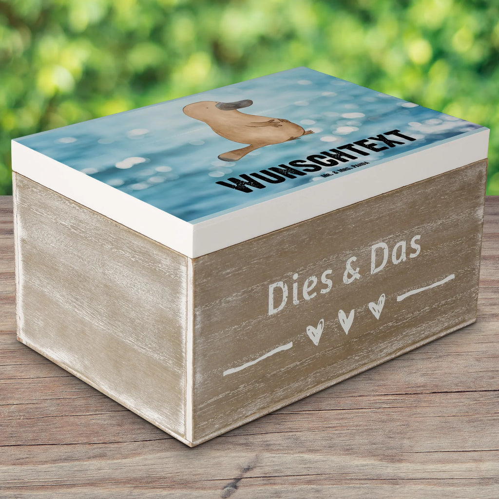 Personalisierte Holzkiste Schnabeltier Mut Holzkiste mit Namen, Kiste mit Namen, Schatzkiste mit Namen, Truhe mit Namen, Schatulle mit Namen, Erinnerungsbox mit Namen, Erinnerungskiste, mit Namen, Dekokiste mit Namen, Aufbewahrungsbox mit Namen, Holzkiste Personalisiert, Kiste Personalisiert, Schatzkiste Personalisiert, Truhe Personalisiert, Schatulle Personalisiert, Erinnerungsbox Personalisiert, Erinnerungskiste Personalisiert, Dekokiste Personalisiert, Aufbewahrungsbox Personalisiert, Geschenkbox personalisiert, GEschenkdose personalisiert, Meerestiere, Meer, Urlaub, Schnabeltier, Mut, mutig, Lebensweisheit, Schnabeltiere, Motivation, Training, Büro, Arbeit, Neuanfang, Neustart, Weltreise, Raodtrip