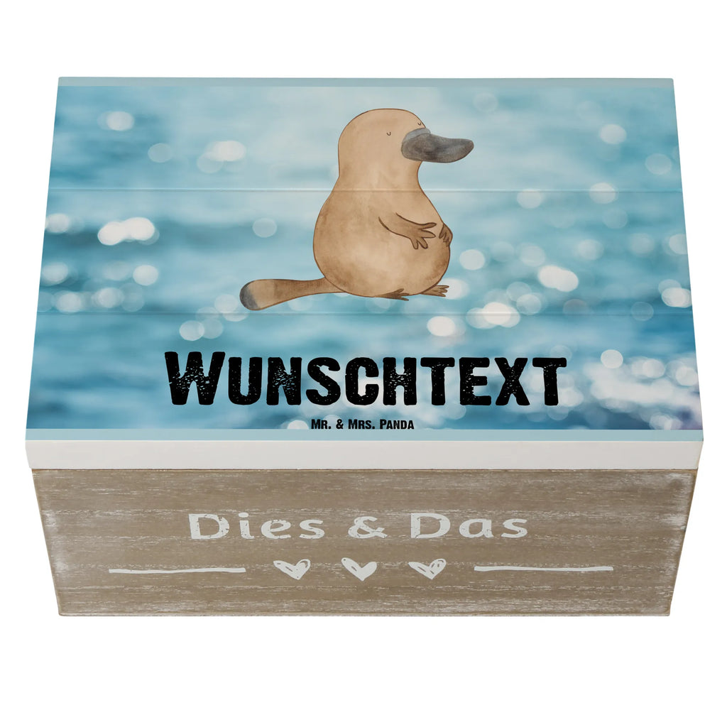 Personalisierte Holzkiste Schnabeltier Mut Holzkiste mit Namen, Kiste mit Namen, Schatzkiste mit Namen, Truhe mit Namen, Schatulle mit Namen, Erinnerungsbox mit Namen, Erinnerungskiste, mit Namen, Dekokiste mit Namen, Aufbewahrungsbox mit Namen, Holzkiste Personalisiert, Kiste Personalisiert, Schatzkiste Personalisiert, Truhe Personalisiert, Schatulle Personalisiert, Erinnerungsbox Personalisiert, Erinnerungskiste Personalisiert, Dekokiste Personalisiert, Aufbewahrungsbox Personalisiert, Geschenkbox personalisiert, GEschenkdose personalisiert, Meerestiere, Meer, Urlaub, Schnabeltier, Mut, mutig, Lebensweisheit, Schnabeltiere, Motivation, Training, Büro, Arbeit, Neuanfang, Neustart, Weltreise, Raodtrip