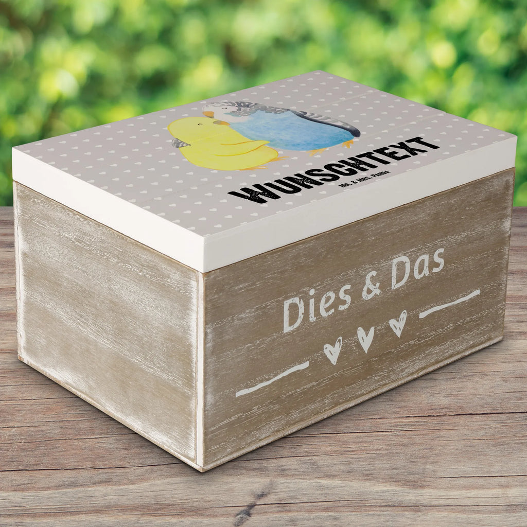 Personalisierte Holzkiste Wellensittich Liebe Holzkiste mit Namen, Kiste mit Namen, Schatzkiste mit Namen, Truhe mit Namen, Schatulle mit Namen, Erinnerungsbox mit Namen, Erinnerungskiste, mit Namen, Dekokiste mit Namen, Aufbewahrungsbox mit Namen, Holzkiste Personalisiert, Kiste Personalisiert, Schatzkiste Personalisiert, Truhe Personalisiert, Schatulle Personalisiert, Erinnerungsbox Personalisiert, Erinnerungskiste Personalisiert, Dekokiste Personalisiert, Aufbewahrungsbox Personalisiert, Geschenkbox personalisiert, GEschenkdose personalisiert, Liebe, Partner, Freund, Freundin, Ehemann, Ehefrau, Heiraten, Verlobung, Heiratsantrag, Liebesgeschenk, Jahrestag, Hocheitstag, Vögel, Wellensittich, Nähe, Kuscheln, Vertrauen