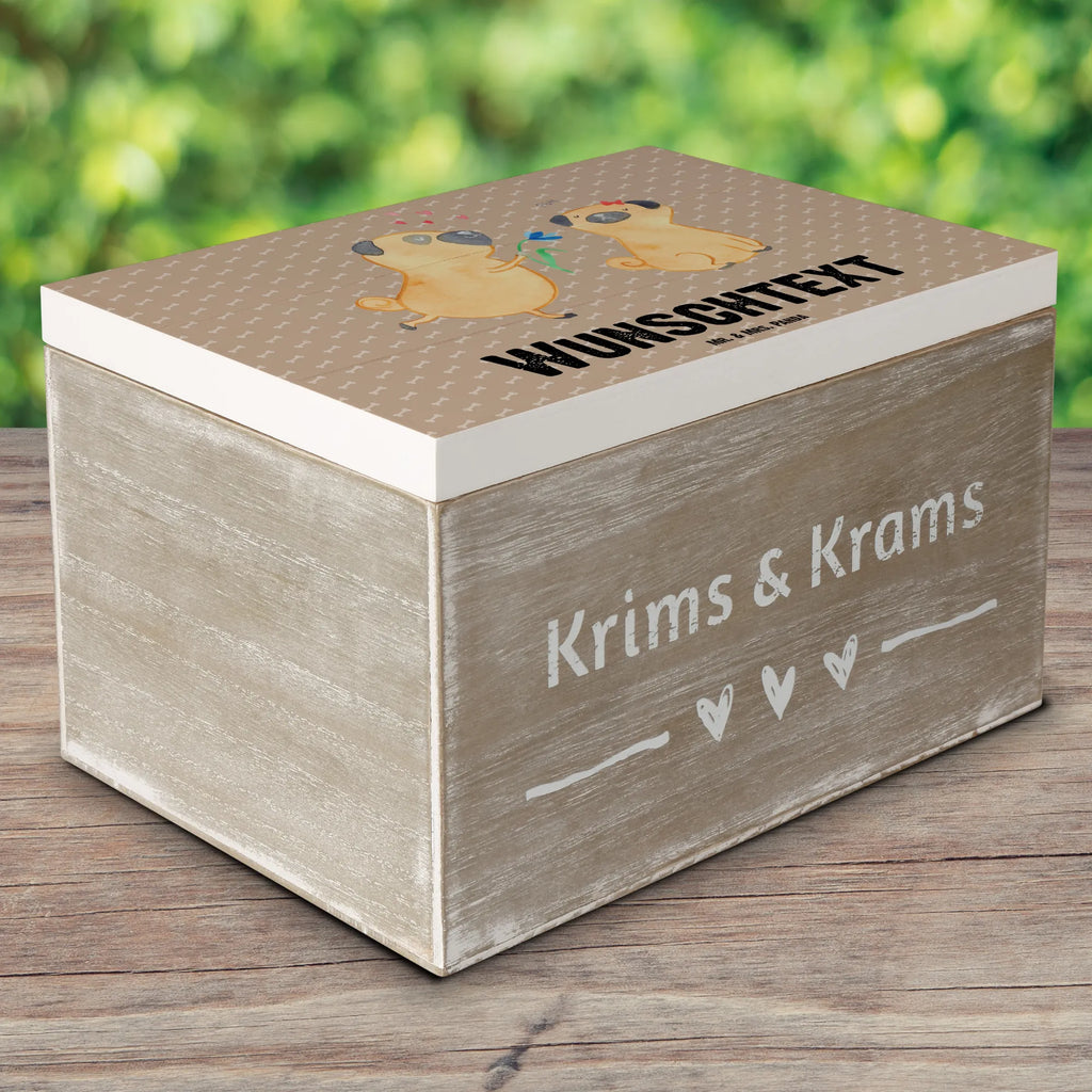 Personalisierte Holzkiste Mops Verliebt Holzkiste mit Namen, Kiste mit Namen, Schatzkiste mit Namen, Truhe mit Namen, Schatulle mit Namen, Erinnerungsbox mit Namen, Erinnerungskiste, mit Namen, Dekokiste mit Namen, Aufbewahrungsbox mit Namen, Holzkiste Personalisiert, Kiste Personalisiert, Schatzkiste Personalisiert, Truhe Personalisiert, Schatulle Personalisiert, Erinnerungsbox Personalisiert, Erinnerungskiste Personalisiert, Dekokiste Personalisiert, Aufbewahrungsbox Personalisiert, Geschenkbox personalisiert, GEschenkdose personalisiert, Hund, Hundemotiv, Haustier, Hunderasse, Tierliebhaber, Hundebesitzer, Sprüche, Mops, Möpse, Hundeliebe, verliebt, Liebe, Liebesspruch. Verlobt, Geschenk Freund, Partner