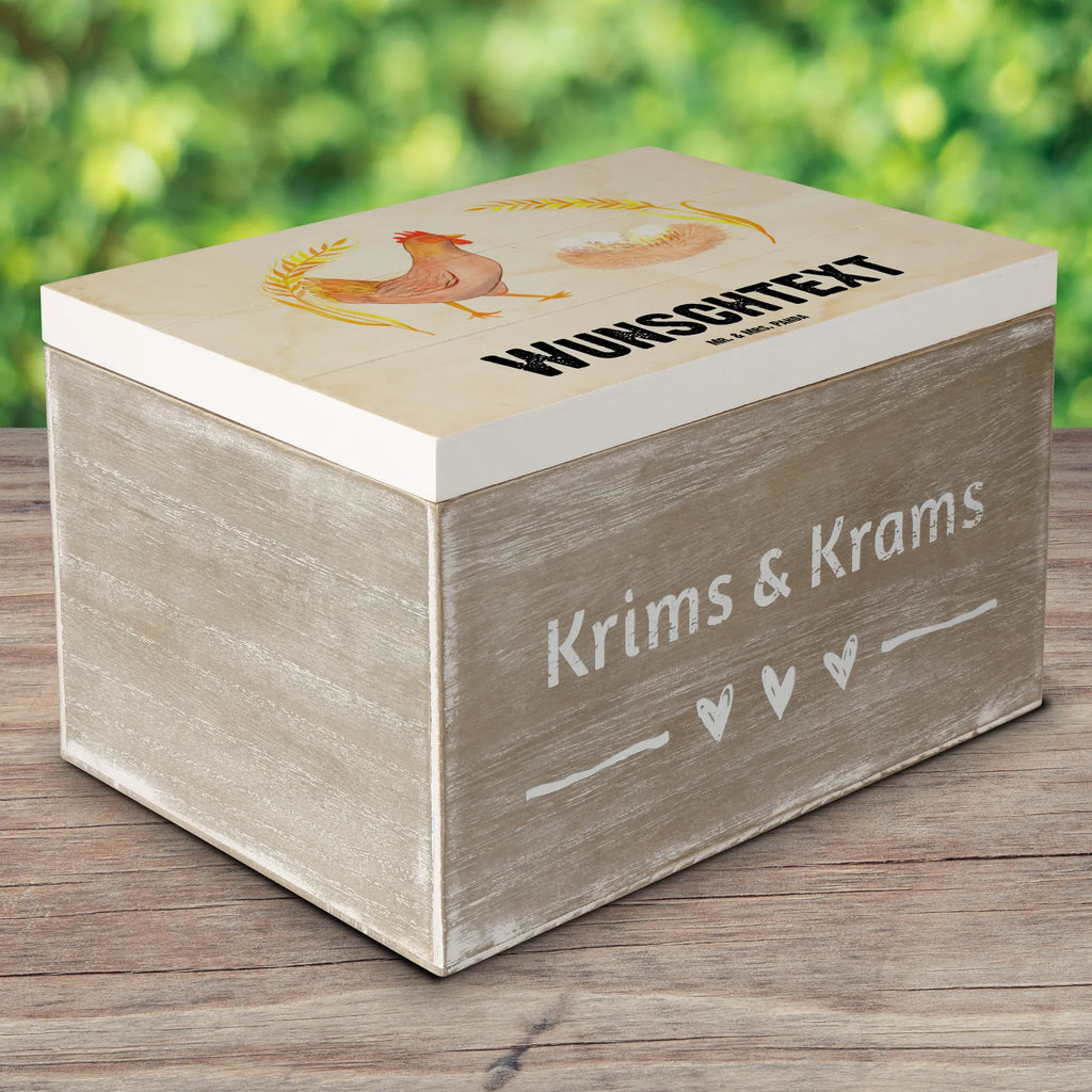 Personalisierte Holzkiste Huhn stolz Holzkiste mit Namen, Kiste mit Namen, Schatzkiste mit Namen, Truhe mit Namen, Schatulle mit Namen, Erinnerungsbox mit Namen, Erinnerungskiste, mit Namen, Dekokiste mit Namen, Aufbewahrungsbox mit Namen, Holzkiste Personalisiert, Kiste Personalisiert, Schatzkiste Personalisiert, Truhe Personalisiert, Schatulle Personalisiert, Erinnerungsbox Personalisiert, Erinnerungskiste Personalisiert, Dekokiste Personalisiert, Aufbewahrungsbox Personalisiert, Geschenkbox personalisiert, GEschenkdose personalisiert, Bauernhof, Hoftiere, Landwirt, Landwirtin, Hahn, Henne, Hühner, Eier, Hof, Landleben, Motivation, Geburt, Magie, Spruch, Schwangerschaft