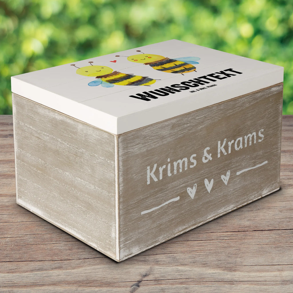 Personalisierte Holzkiste Biene Verliebt Holzkiste mit Namen, Kiste mit Namen, Schatzkiste mit Namen, Truhe mit Namen, Schatulle mit Namen, Erinnerungsbox mit Namen, Erinnerungskiste, mit Namen, Dekokiste mit Namen, Aufbewahrungsbox mit Namen, Holzkiste Personalisiert, Kiste Personalisiert, Schatzkiste Personalisiert, Truhe Personalisiert, Schatulle Personalisiert, Erinnerungsbox Personalisiert, Erinnerungskiste Personalisiert, Dekokiste Personalisiert, Aufbewahrungsbox Personalisiert, Geschenkbox personalisiert, GEschenkdose personalisiert, Biene, Wespe, Hummel