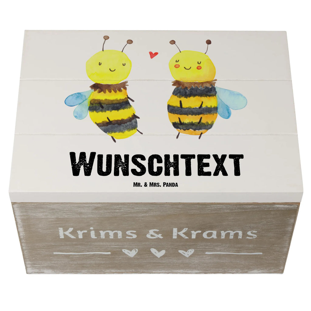 Personalisierte Holzkiste Biene Verliebt Holzkiste mit Namen, Kiste mit Namen, Schatzkiste mit Namen, Truhe mit Namen, Schatulle mit Namen, Erinnerungsbox mit Namen, Erinnerungskiste, mit Namen, Dekokiste mit Namen, Aufbewahrungsbox mit Namen, Holzkiste Personalisiert, Kiste Personalisiert, Schatzkiste Personalisiert, Truhe Personalisiert, Schatulle Personalisiert, Erinnerungsbox Personalisiert, Erinnerungskiste Personalisiert, Dekokiste Personalisiert, Aufbewahrungsbox Personalisiert, Geschenkbox personalisiert, GEschenkdose personalisiert, Biene, Wespe, Hummel