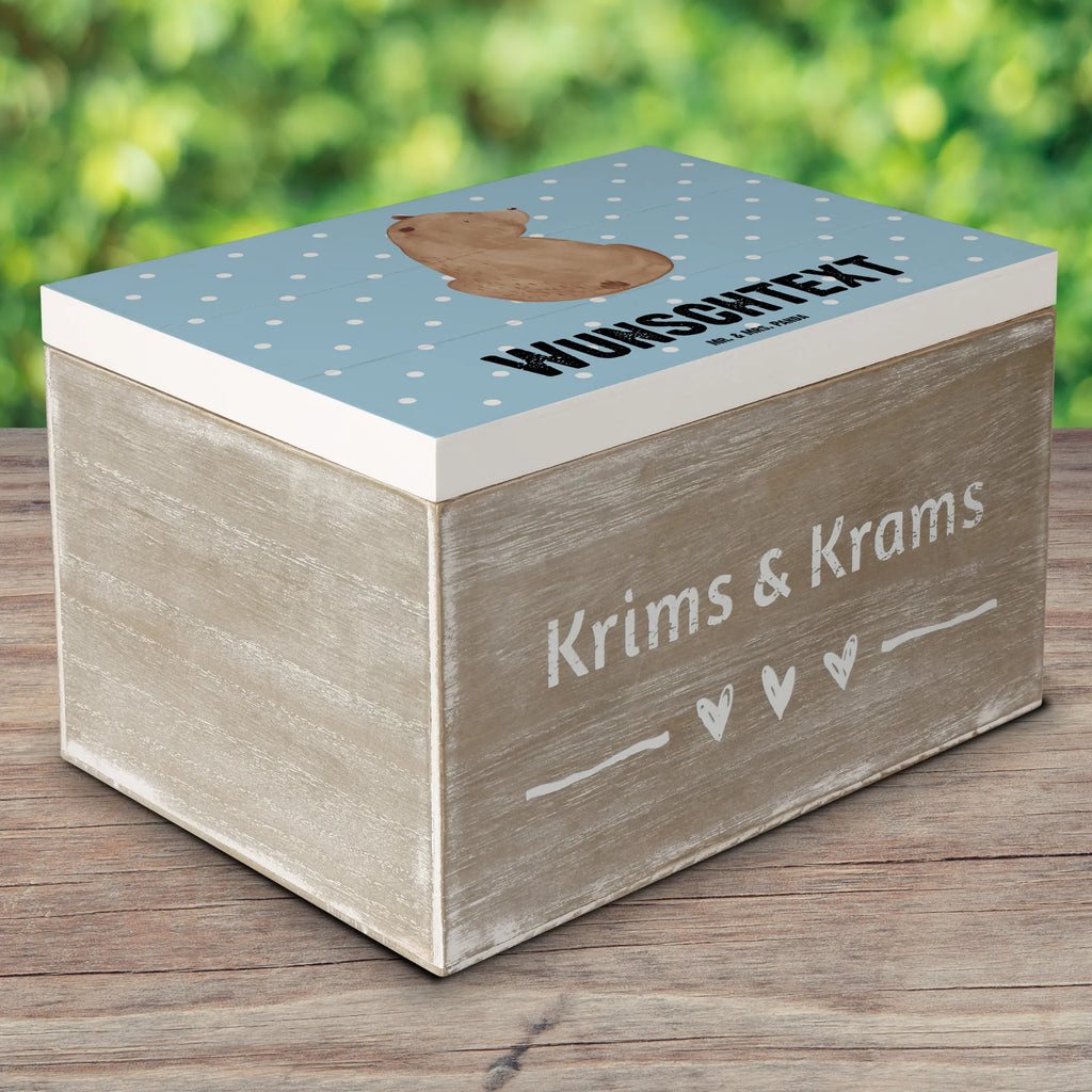 Personalisierte Holzkiste Bär Schulterblick Holzkiste mit Namen, Kiste mit Namen, Schatzkiste mit Namen, Truhe mit Namen, Schatulle mit Namen, Erinnerungsbox mit Namen, Erinnerungskiste, mit Namen, Dekokiste mit Namen, Aufbewahrungsbox mit Namen, Holzkiste Personalisiert, Kiste Personalisiert, Schatzkiste Personalisiert, Truhe Personalisiert, Schatulle Personalisiert, Erinnerungsbox Personalisiert, Erinnerungskiste Personalisiert, Dekokiste Personalisiert, Aufbewahrungsbox Personalisiert, Geschenkbox personalisiert, GEschenkdose personalisiert, Bär, Teddy, Teddybär, Selbstachtung, Weltansicht, Motivation, Bären, Bärenliebe, Weisheit