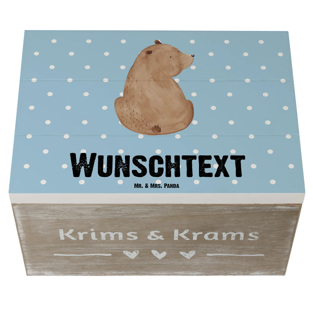 Personalisierte Holzkiste Bär Schulterblick Holzkiste mit Namen, Kiste mit Namen, Schatzkiste mit Namen, Truhe mit Namen, Schatulle mit Namen, Erinnerungsbox mit Namen, Erinnerungskiste, mit Namen, Dekokiste mit Namen, Aufbewahrungsbox mit Namen, Holzkiste Personalisiert, Kiste Personalisiert, Schatzkiste Personalisiert, Truhe Personalisiert, Schatulle Personalisiert, Erinnerungsbox Personalisiert, Erinnerungskiste Personalisiert, Dekokiste Personalisiert, Aufbewahrungsbox Personalisiert, Geschenkbox personalisiert, GEschenkdose personalisiert, Bär, Teddy, Teddybär, Selbstachtung, Weltansicht, Motivation, Bären, Bärenliebe, Weisheit