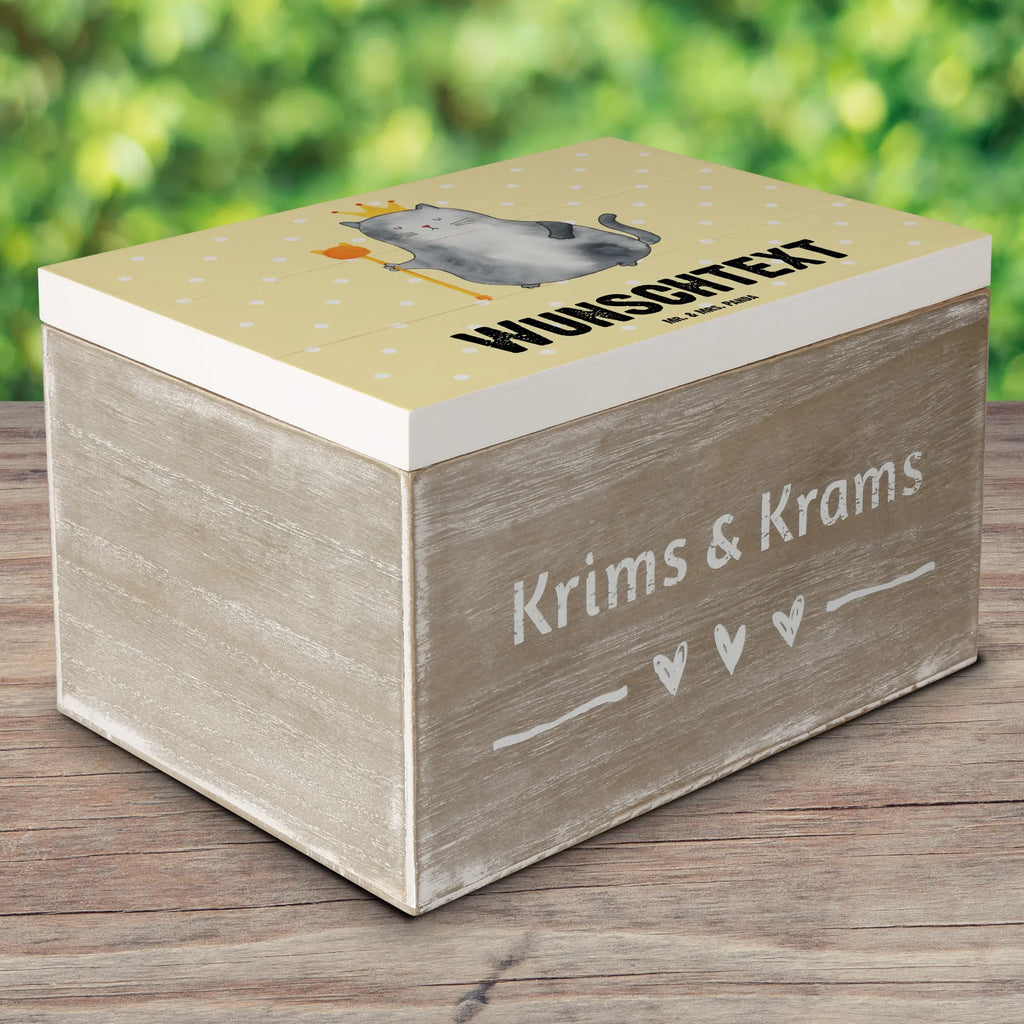 Personalisierte Holzkiste Katze König Holzkiste mit Namen, Kiste mit Namen, Schatzkiste mit Namen, Truhe mit Namen, Schatulle mit Namen, Erinnerungsbox mit Namen, Erinnerungskiste, mit Namen, Dekokiste mit Namen, Aufbewahrungsbox mit Namen, Holzkiste Personalisiert, Kiste Personalisiert, Schatzkiste Personalisiert, Truhe Personalisiert, Schatulle Personalisiert, Erinnerungsbox Personalisiert, Erinnerungskiste Personalisiert, Dekokiste Personalisiert, Aufbewahrungsbox Personalisiert, Geschenkbox personalisiert, GEschenkdose personalisiert, Katze, Katzenmotiv, Katzenfan, Katzendeko, Katzenfreund, Katzenliebhaber, Katzenprodukte, Katzenartikel, Katzenaccessoires, Katzensouvenirs, Katzenliebhaberprodukte, Katzenmotive, Katzen, Kater, Mietze, Cat, Cats, Katzenhalter, Katzenbesitzerin, Haustier, König, Königin, Queen, Familie, Mietzhaus, Wohnung, erste eigenen Wohnung, Umzug, Einzug