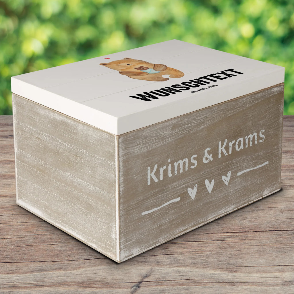 Personalisierte Holzkiste Bär Baby Holzkiste mit Namen, Kiste mit Namen, Schatzkiste mit Namen, Truhe mit Namen, Schatulle mit Namen, Erinnerungsbox mit Namen, Erinnerungskiste, mit Namen, Dekokiste mit Namen, Aufbewahrungsbox mit Namen, Holzkiste Personalisiert, Kiste Personalisiert, Schatzkiste Personalisiert, Truhe Personalisiert, Schatulle Personalisiert, Erinnerungsbox Personalisiert, Erinnerungskiste Personalisiert, Dekokiste Personalisiert, Aufbewahrungsbox Personalisiert, Geschenkbox personalisiert, GEschenkdose personalisiert, Bär, Teddy, Teddybär, Eltern, Mutter, Baby, Taufe, Geburt, Nichte, Neffe, Enkel, Enkelin, Täufling, Geburtstag, Glückwunsch