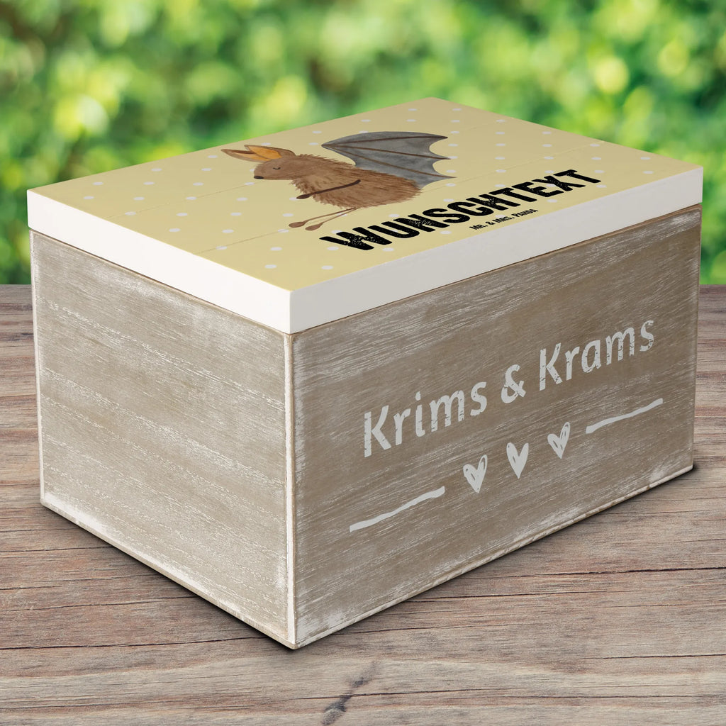 Personalisierte Holzkiste Fledermaus Sitzen Holzkiste mit Namen, Kiste mit Namen, Schatzkiste mit Namen, Truhe mit Namen, Schatulle mit Namen, Erinnerungsbox mit Namen, Erinnerungskiste, mit Namen, Dekokiste mit Namen, Aufbewahrungsbox mit Namen, Holzkiste Personalisiert, Kiste Personalisiert, Schatzkiste Personalisiert, Truhe Personalisiert, Schatulle Personalisiert, Erinnerungsbox Personalisiert, Erinnerungskiste Personalisiert, Dekokiste Personalisiert, Aufbewahrungsbox Personalisiert, Geschenkbox personalisiert, GEschenkdose personalisiert, Tiermotive, Gute Laune, lustige Sprüche, Tiere, Fledermaus, Fledermäuse, Motivation, entspannen