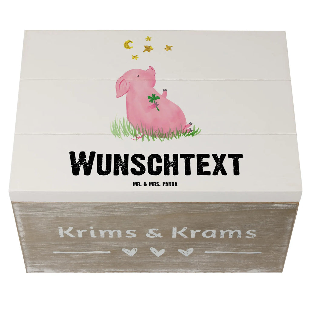 Personalisierte Holzkiste Schwein Glück Holzkiste mit Namen, Kiste mit Namen, Schatzkiste mit Namen, Truhe mit Namen, Schatulle mit Namen, Erinnerungsbox mit Namen, Erinnerungskiste, mit Namen, Dekokiste mit Namen, Aufbewahrungsbox mit Namen, Holzkiste Personalisiert, Kiste Personalisiert, Schatzkiste Personalisiert, Truhe Personalisiert, Schatulle Personalisiert, Erinnerungsbox Personalisiert, Erinnerungskiste Personalisiert, Dekokiste Personalisiert, Aufbewahrungsbox Personalisiert, Geschenkbox personalisiert, GEschenkdose personalisiert, Tiermotive, Gute Laune, lustige Sprüche, Tiere, Glücksschwein. Glück, Schwein, Schweinchen, Sterne, Sernchen, Ziele, Träume, Motivation, Glücksbringer