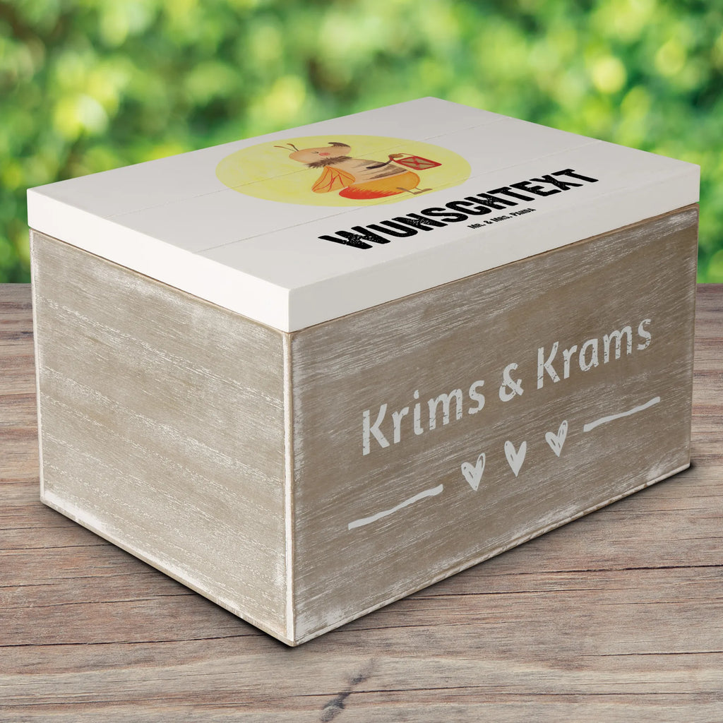 Personalisierte Holzkiste Glühwürmchen Holzkiste mit Namen, Kiste mit Namen, Schatzkiste mit Namen, Truhe mit Namen, Schatulle mit Namen, Erinnerungsbox mit Namen, Erinnerungskiste, mit Namen, Dekokiste mit Namen, Aufbewahrungsbox mit Namen, Holzkiste Personalisiert, Kiste Personalisiert, Schatzkiste Personalisiert, Truhe Personalisiert, Schatulle Personalisiert, Erinnerungsbox Personalisiert, Erinnerungskiste Personalisiert, Dekokiste Personalisiert, Aufbewahrungsbox Personalisiert, Geschenkbox personalisiert, GEschenkdose personalisiert, Tiermotive, Gute Laune, lustige Sprüche, Tiere, Glühwürmchen, Glühwurm, Falter, Liebe, Leuchten, magisch, Liebesbeweis, Lieblingsmensch, Verlobung, Heiratsantrag, Jahrestag, Liebesspruch