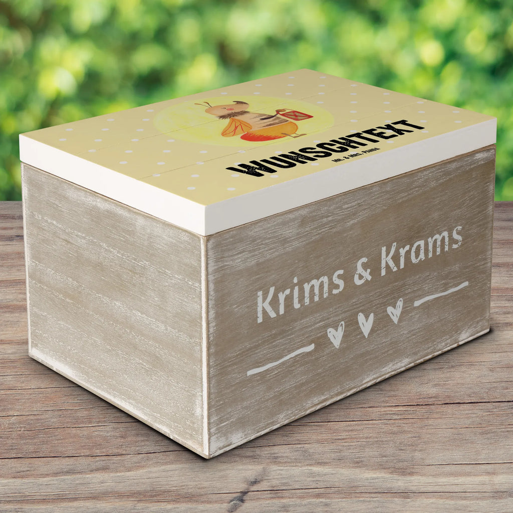 Personalisierte Holzkiste Glühwürmchen Holzkiste mit Namen, Kiste mit Namen, Schatzkiste mit Namen, Truhe mit Namen, Schatulle mit Namen, Erinnerungsbox mit Namen, Erinnerungskiste, mit Namen, Dekokiste mit Namen, Aufbewahrungsbox mit Namen, Holzkiste Personalisiert, Kiste Personalisiert, Schatzkiste Personalisiert, Truhe Personalisiert, Schatulle Personalisiert, Erinnerungsbox Personalisiert, Erinnerungskiste Personalisiert, Dekokiste Personalisiert, Aufbewahrungsbox Personalisiert, Geschenkbox personalisiert, GEschenkdose personalisiert, Tiermotive, Gute Laune, lustige Sprüche, Tiere, Glühwürmchen, Glühwurm, Falter, Liebe, Leuchten, magisch, Liebesbeweis, Lieblingsmensch, Verlobung, Heiratsantrag, Jahrestag, Liebesspruch