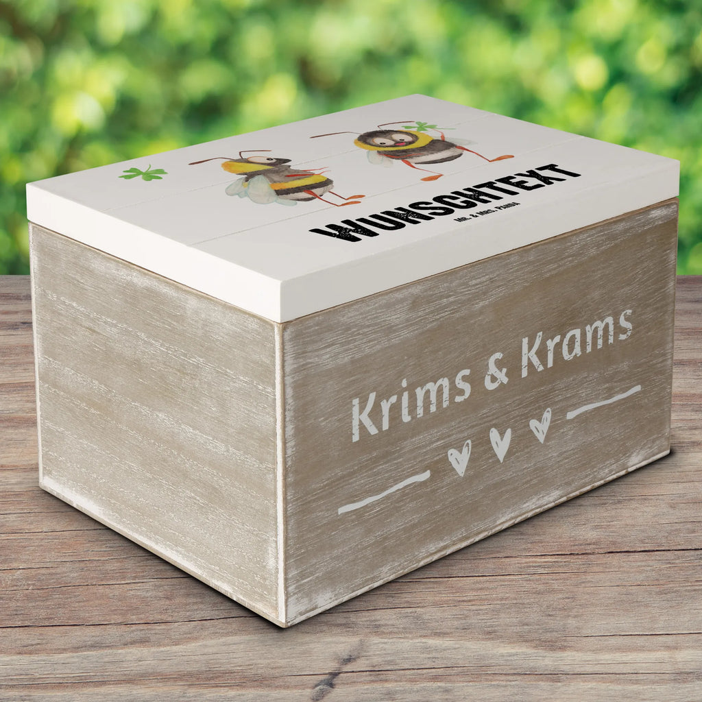 Personalisierte Holzkiste Hummeln Kleeblatt Holzkiste mit Namen, Kiste mit Namen, Schatzkiste mit Namen, Truhe mit Namen, Schatulle mit Namen, Erinnerungsbox mit Namen, Erinnerungskiste, mit Namen, Dekokiste mit Namen, Aufbewahrungsbox mit Namen, Holzkiste Personalisiert, Kiste Personalisiert, Schatzkiste Personalisiert, Truhe Personalisiert, Schatulle Personalisiert, Erinnerungsbox Personalisiert, Erinnerungskiste Personalisiert, Dekokiste Personalisiert, Aufbewahrungsbox Personalisiert, Geschenkbox personalisiert, GEschenkdose personalisiert, Tiermotive, Gute Laune, lustige Sprüche, Tiere, Hummel, Biene, Spruch positiv, Biene Deko, Spruch schön, glücklich sein, glücklich werden, Spruch fröhlich