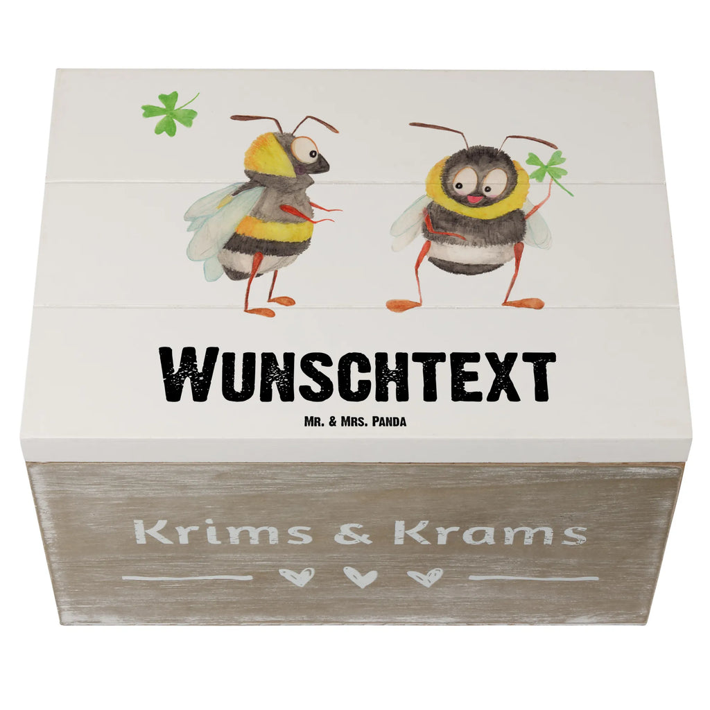 Personalisierte Holzkiste Hummeln Kleeblatt Holzkiste mit Namen, Kiste mit Namen, Schatzkiste mit Namen, Truhe mit Namen, Schatulle mit Namen, Erinnerungsbox mit Namen, Erinnerungskiste, mit Namen, Dekokiste mit Namen, Aufbewahrungsbox mit Namen, Holzkiste Personalisiert, Kiste Personalisiert, Schatzkiste Personalisiert, Truhe Personalisiert, Schatulle Personalisiert, Erinnerungsbox Personalisiert, Erinnerungskiste Personalisiert, Dekokiste Personalisiert, Aufbewahrungsbox Personalisiert, Geschenkbox personalisiert, GEschenkdose personalisiert, Tiermotive, Gute Laune, lustige Sprüche, Tiere, Hummel, Biene, Spruch positiv, Biene Deko, Spruch schön, glücklich sein, glücklich werden, Spruch fröhlich