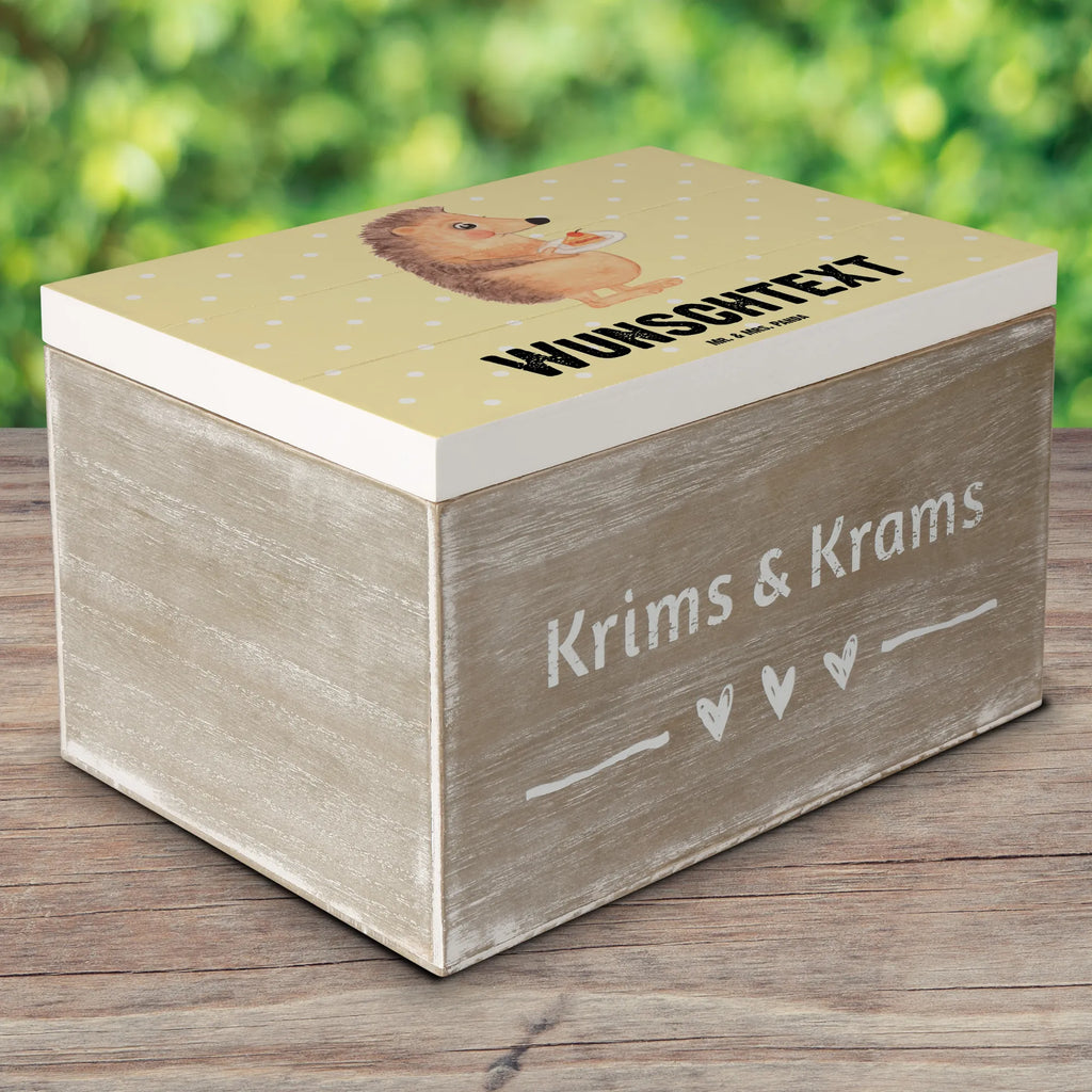 Personalisierte Holzkiste Igel Kuchenstück Holzkiste mit Namen, Kiste mit Namen, Schatzkiste mit Namen, Truhe mit Namen, Schatulle mit Namen, Erinnerungsbox mit Namen, Erinnerungskiste, mit Namen, Dekokiste mit Namen, Aufbewahrungsbox mit Namen, Holzkiste Personalisiert, Kiste Personalisiert, Schatzkiste Personalisiert, Truhe Personalisiert, Schatulle Personalisiert, Erinnerungsbox Personalisiert, Erinnerungskiste Personalisiert, Dekokiste Personalisiert, Aufbewahrungsbox Personalisiert, Geschenkbox personalisiert, GEschenkdose personalisiert, Tiermotive, Gute Laune, lustige Sprüche, Tiere, Igel, Essen Spruch, Kuchen, Backen Geschenk, Kuchen backen, Einladung Party, Geburtstagskuchen, Torte