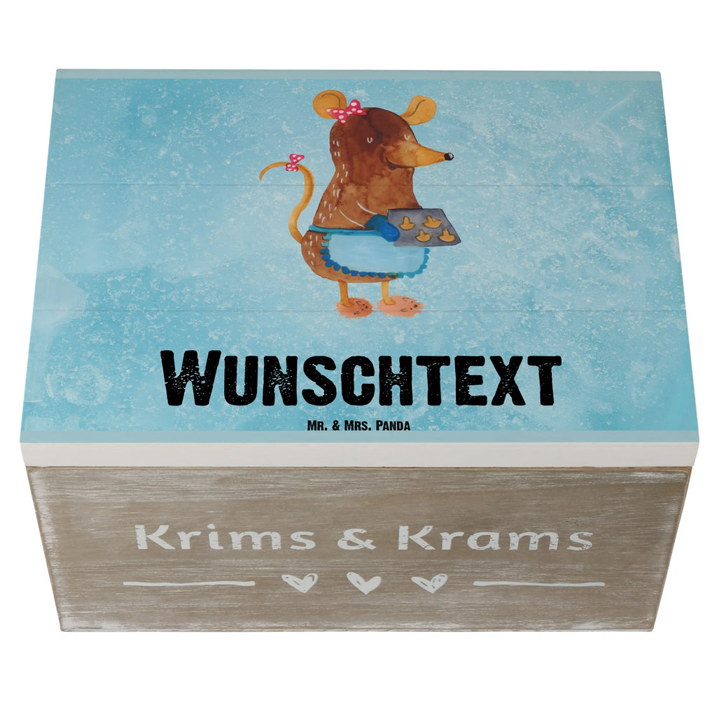 Personalisierte Holzkiste Maus Kekse Holzkiste mit Namen, Kiste mit Namen, Schatzkiste mit Namen, Truhe mit Namen, Schatulle mit Namen, Erinnerungsbox mit Namen, Erinnerungskiste, mit Namen, Dekokiste mit Namen, Aufbewahrungsbox mit Namen, Holzkiste Personalisiert, Kiste Personalisiert, Schatzkiste Personalisiert, Truhe Personalisiert, Schatulle Personalisiert, Erinnerungsbox Personalisiert, Erinnerungskiste Personalisiert, Dekokiste Personalisiert, Aufbewahrungsbox Personalisiert, Geschenkbox personalisiert, GEschenkdose personalisiert, Winter, Weihnachten, Weihnachtsdeko, Nikolaus, Advent, Heiligabend, Wintermotiv, Maus, Kekse, backen, Weihnachtskekse, Plätzchen, Weihnachtsbäckerei, Chaosqueen