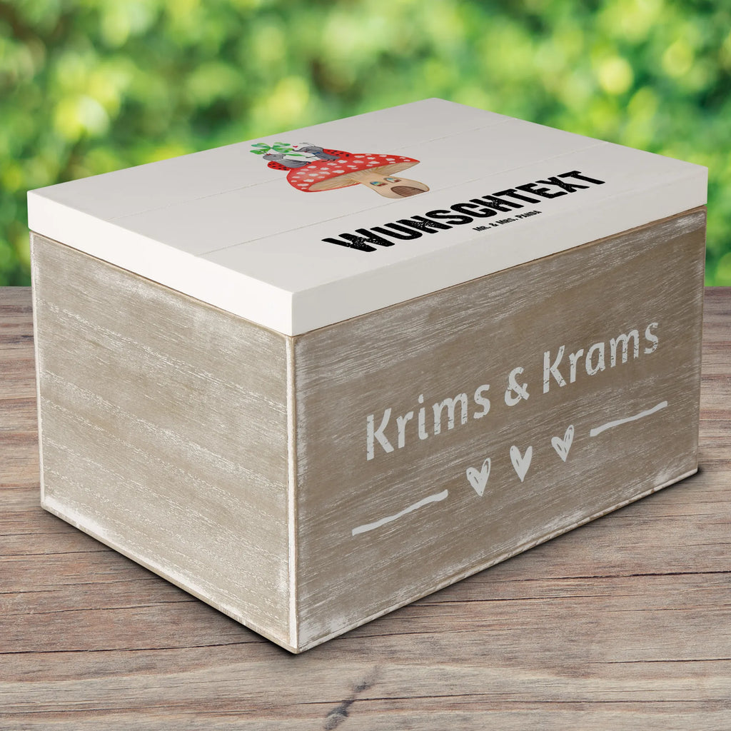 Personalisierte Holzkiste Marienkäfer Fliegenpilz Holzkiste mit Namen, Kiste mit Namen, Schatzkiste mit Namen, Truhe mit Namen, Schatulle mit Namen, Erinnerungsbox mit Namen, Erinnerungskiste, mit Namen, Dekokiste mit Namen, Aufbewahrungsbox mit Namen, Holzkiste Personalisiert, Kiste Personalisiert, Schatzkiste Personalisiert, Truhe Personalisiert, Schatulle Personalisiert, Erinnerungsbox Personalisiert, Erinnerungskiste Personalisiert, Dekokiste Personalisiert, Aufbewahrungsbox Personalisiert, Geschenkbox personalisiert, GEschenkdose personalisiert, Tiermotive, Gute Laune, lustige Sprüche, Tiere, Haus, Wohnung, zuhause, Fliegenpilz, Marienkäfer, Fleigenpilzhaus